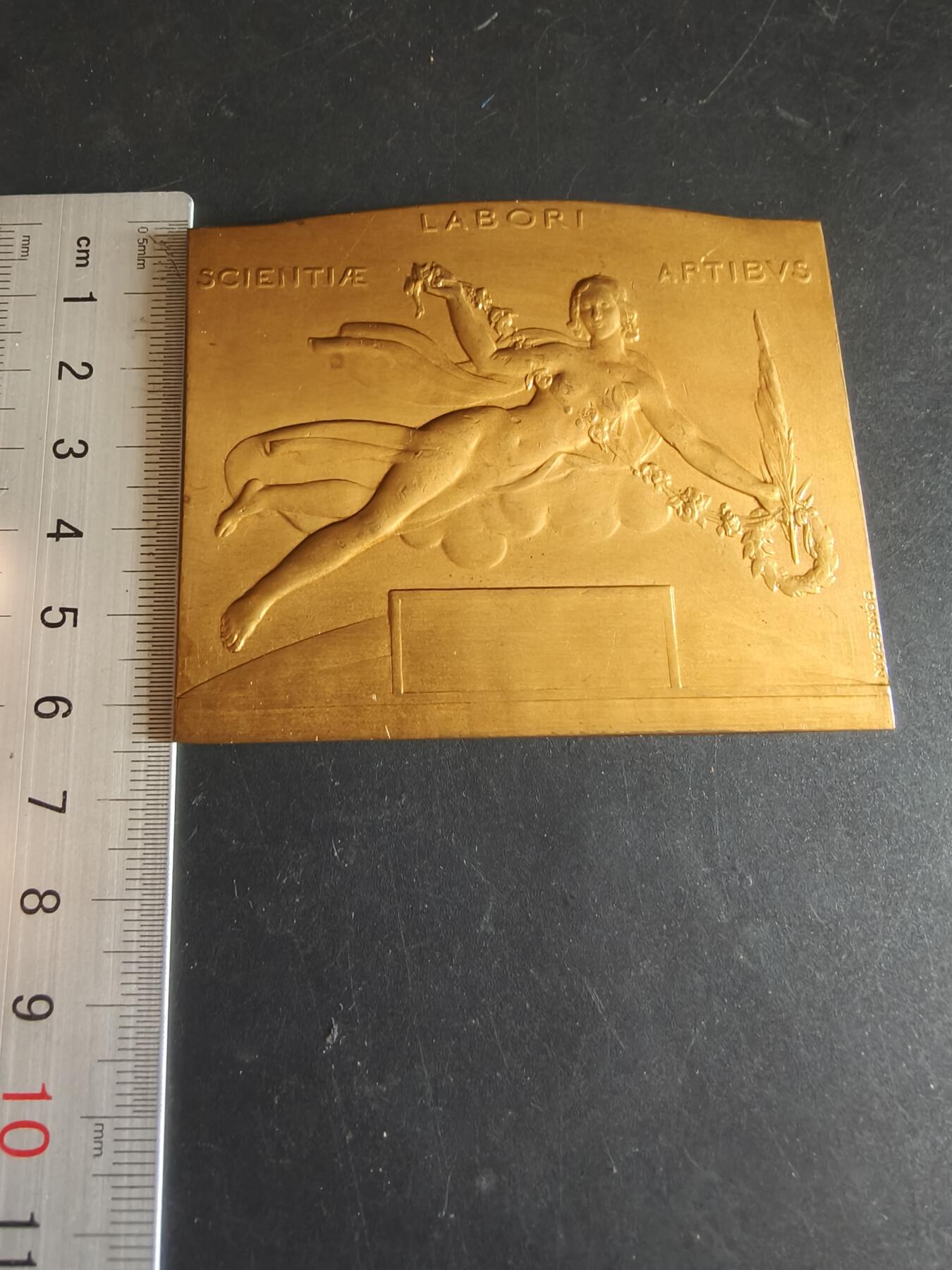 老王徽章第186期 比利时1935年布鲁塞尔工业博览会方形镀金大铜章     带盒子     尺寸80×64mm     重量172.7g