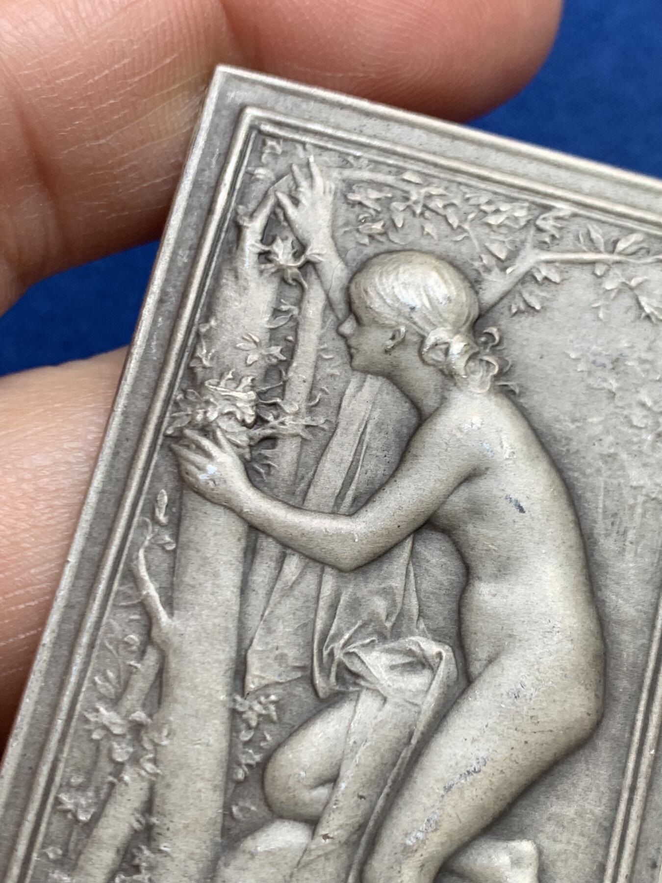 《竞宝斋》第468场 周日，周一 2场连拍 （全场包邮）欢迎送拍 法国 名家丹尼尔·杜普伊作《巢》方型纪念银章 59.5g 66*37.2mm 丰饶角1银边铭 好品