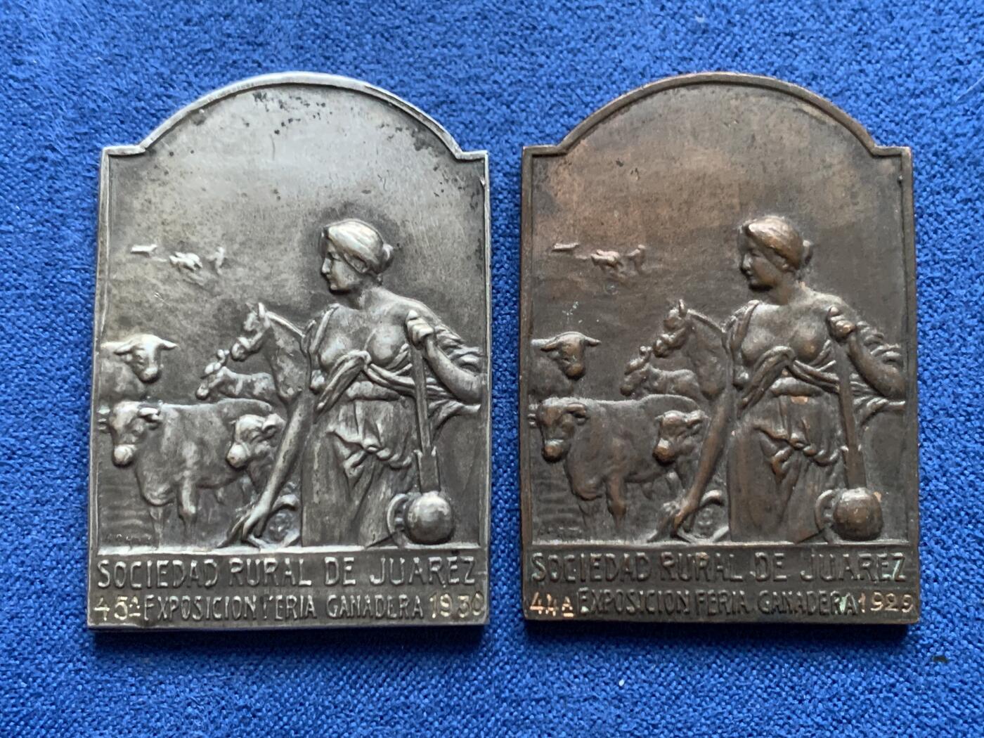 《竞宝斋》第468场 周日，周一 2场连拍 （全场包邮）欢迎送拍 两枚一组 阿根廷畜牧业展览会纪念章 1930年银章（26.92克）/1929年铜章（19.45克） 尺寸约30mmX42mm