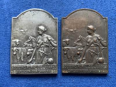 《竞宝斋》第468场 周日，周一 2场连拍 （全场包邮）欢迎送拍 - 两枚一组 阿根廷畜牧业展览会纪念章 1930年银章（26.92克）/1929年铜章（19.45克） 尺寸约30mmX42mm