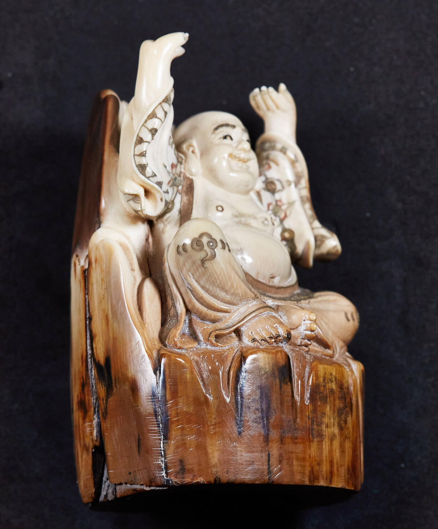 【俄甄集藏】2026年(049)03-18星期三 晚 19:30 全场包邮 日本大正时期古董彩绘白色珍贵材料弥勒佛摆件，高：90mm，宽：60mm，重量：299.5克，赠送木质底座与锦盒