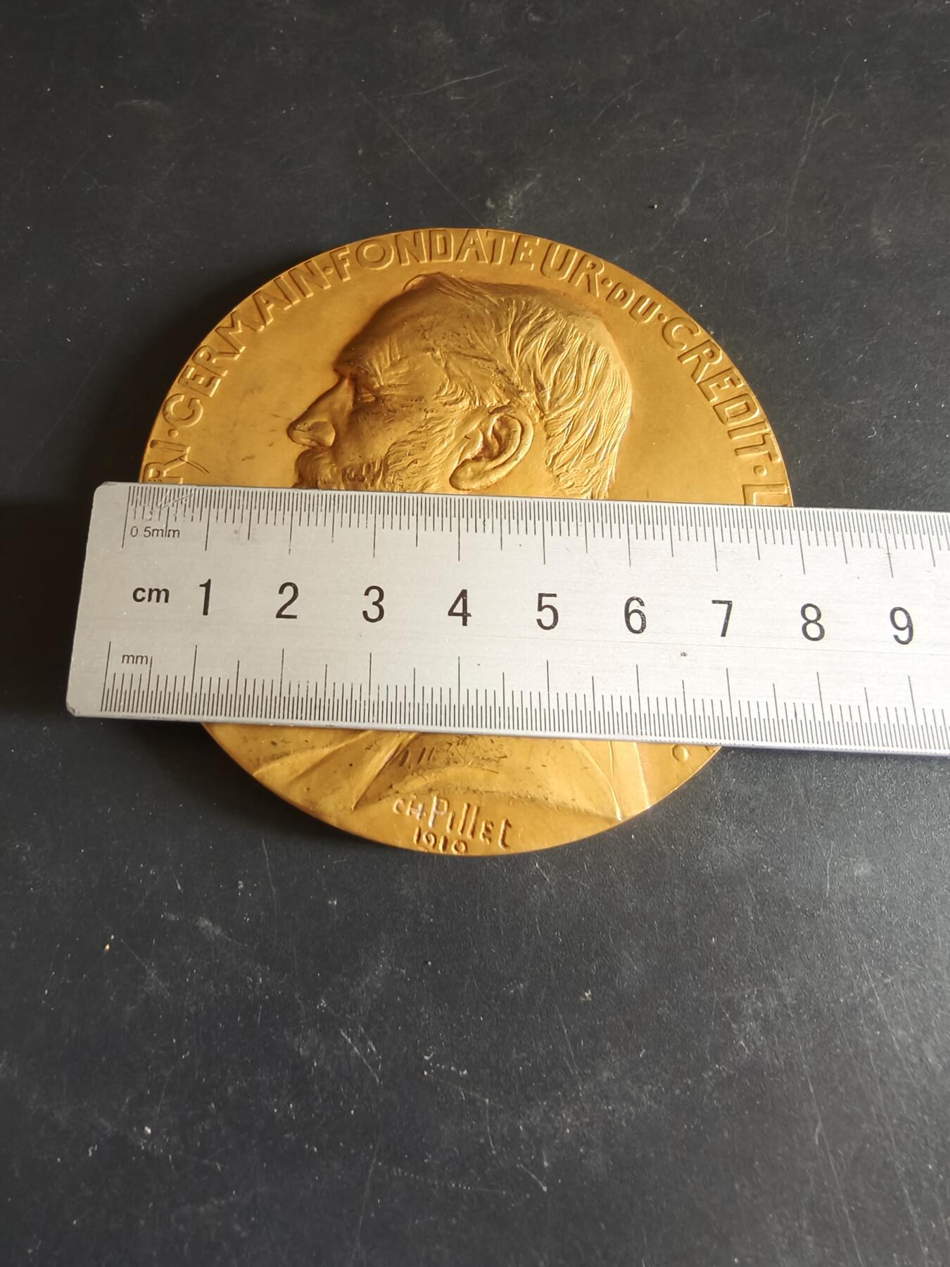 老王徽章第186期 法国里昂信贷银行25年服务镀金大铜章    原盒    大师皮列作品     直径80mm    重量285g