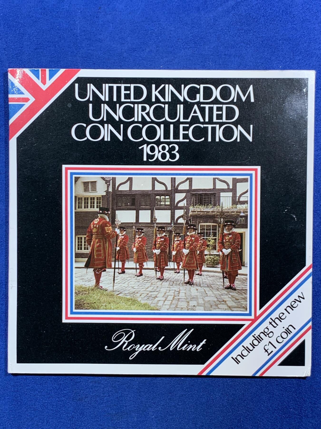 《竞宝斋》第468场 周日，周一 2场连拍 （全场包邮）欢迎送拍 两套一组 英国1983年套币册 新1镑发行首年 精美纹章盾徽漂亮 1/2便士的最后几年 册证齐全 ，外加维多利亚一组。