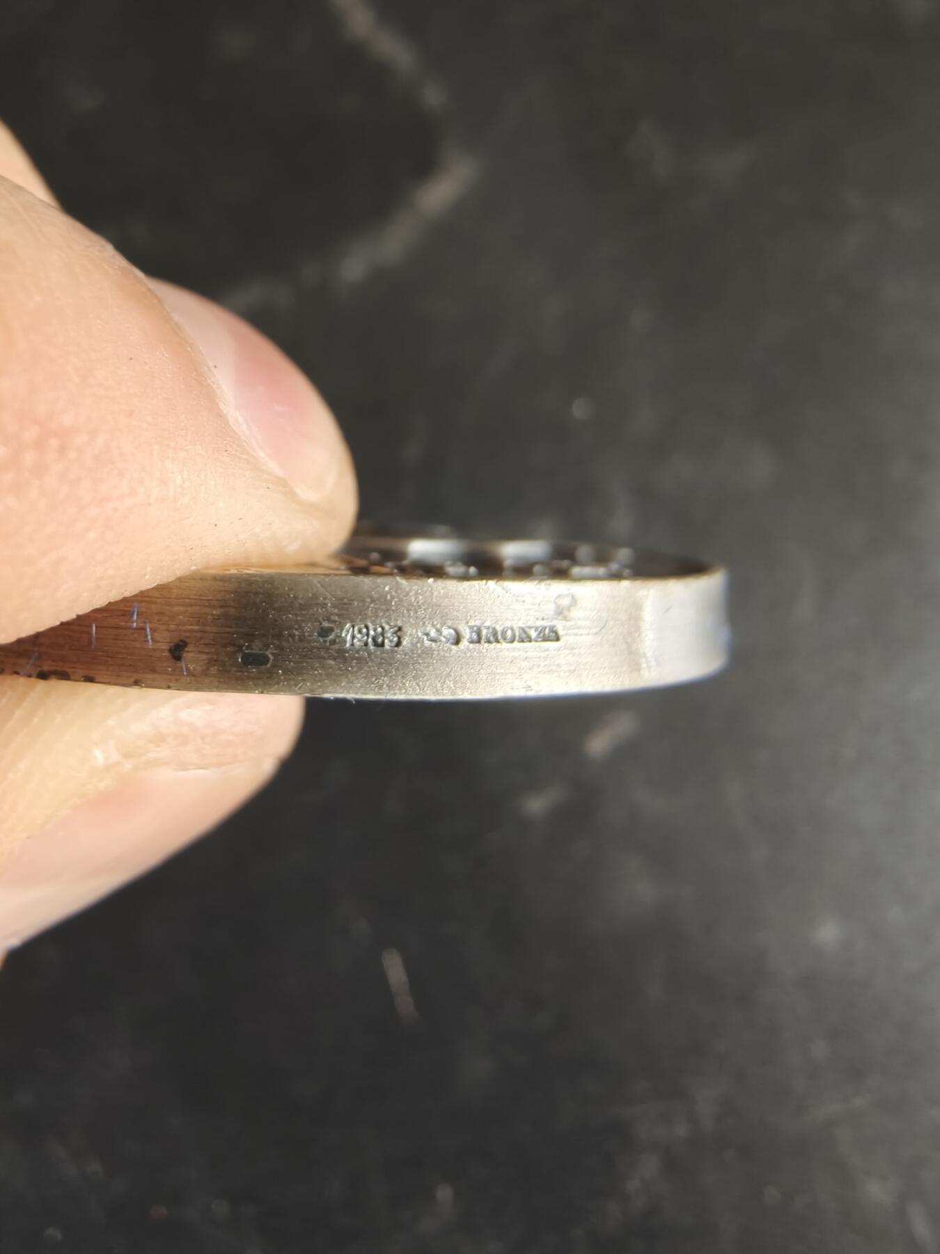 老王徽章第186期 法国巴黎市镀银大铜章    原盒     直径50mm    重量70g