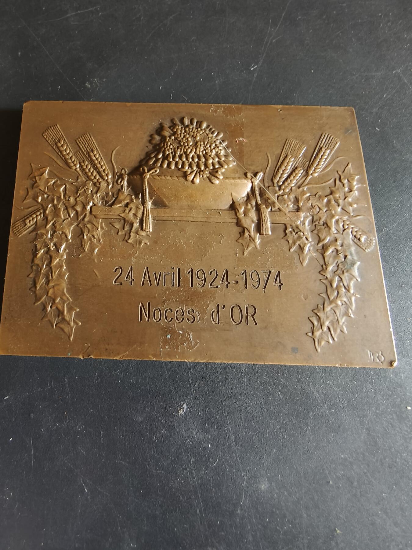 老王徽章第186期 法国金婚方形大铜章    大尺寸版     实发    尺寸80×57mm    重量206.8g