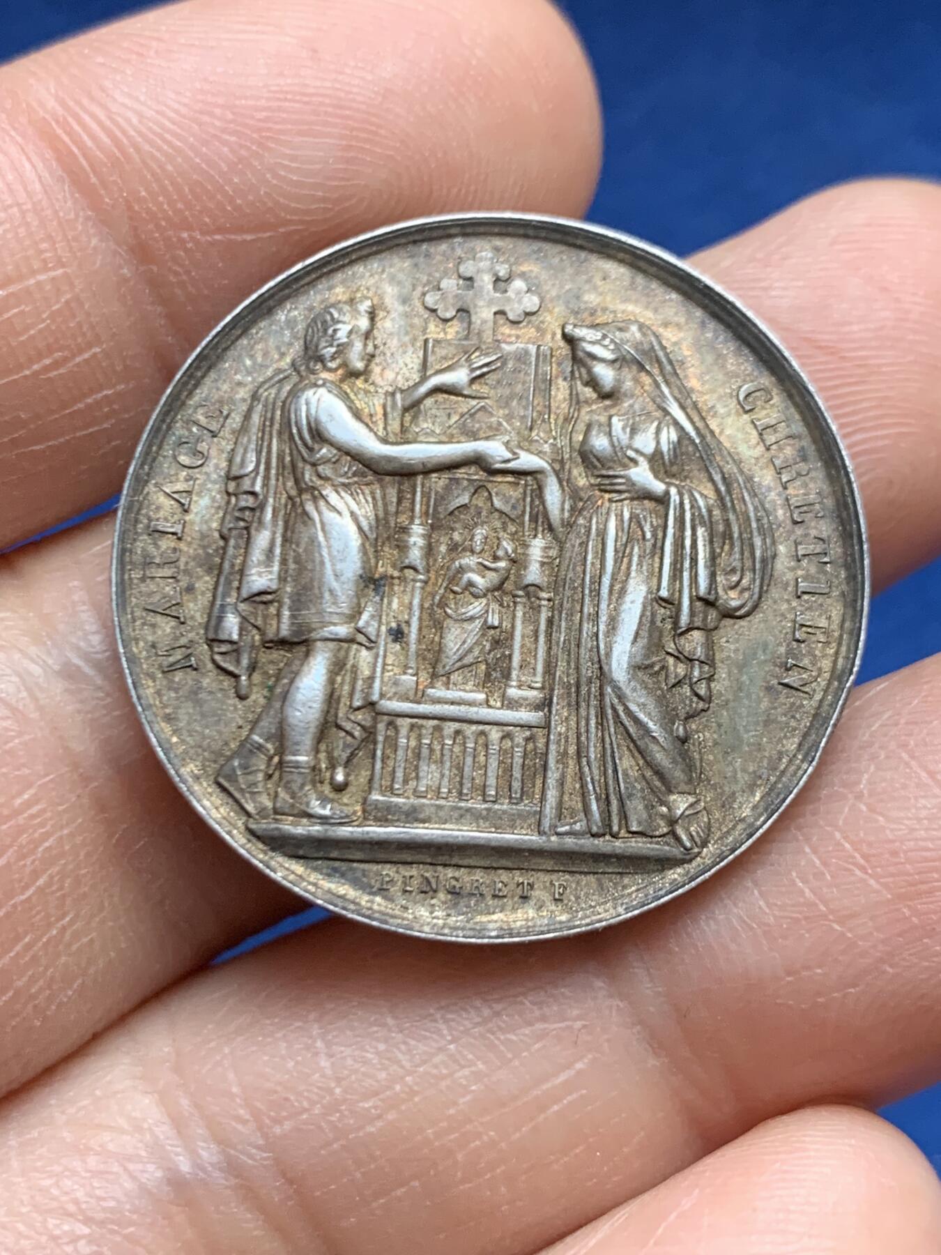 《竞宝斋》第468场 周日，周一 2场连拍 （全场包邮）欢迎送拍 法国19世纪结婚纪念银章，手指AR边铭（1845-1860）950银，29.9mm，11.8克