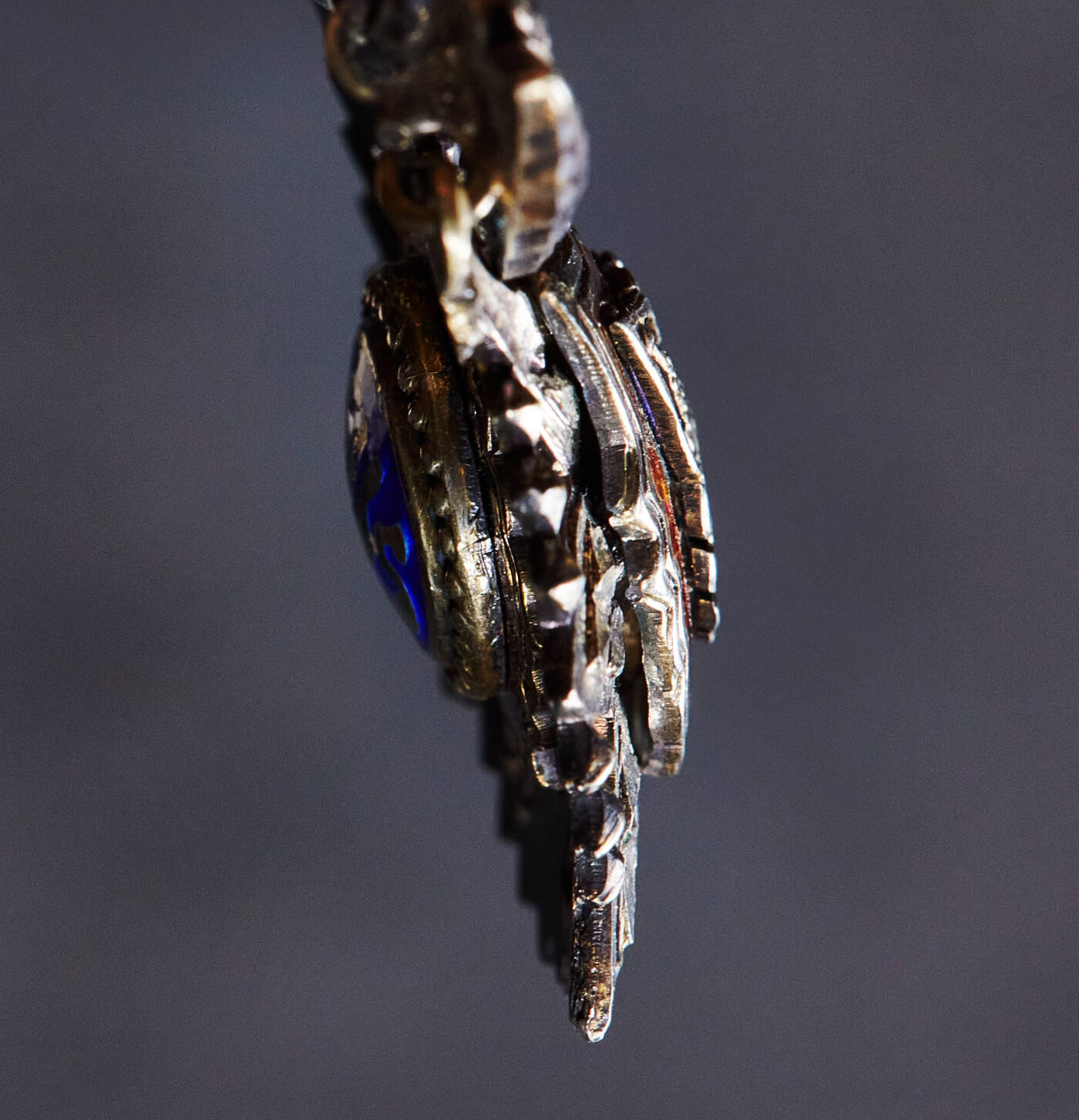 【俄甄集藏】2026年(049)03-18星期三 晚 19:30 全场包邮 泰国军官级王冠勋章，银质珐琅，带原盒，直径：32mm，重量约：16.6克，红色珐琅部分有局部开片