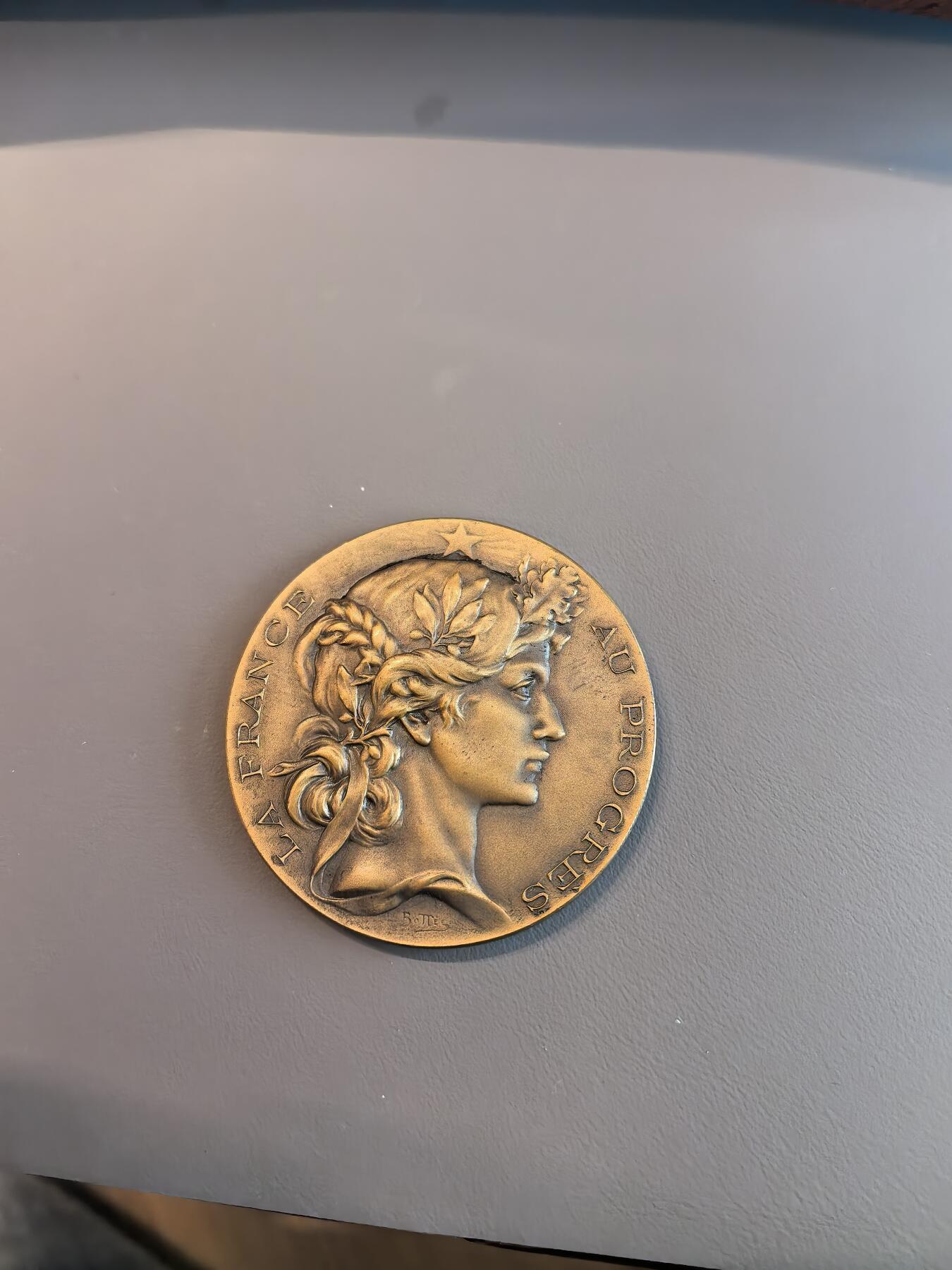 欧洲微章、铜章、银章和银币第三场 法国第三共和国时期的**“进步协会奖章”（Médaille de la Société d'Encouragement au Progrès）**，也被称为“法国进步协会奖章”。 雕刻师：路易-亚历山大·博泰（Louis-Alexandre Bottée, 1852-1940），法国著名的新艺术风格章牌雕刻家