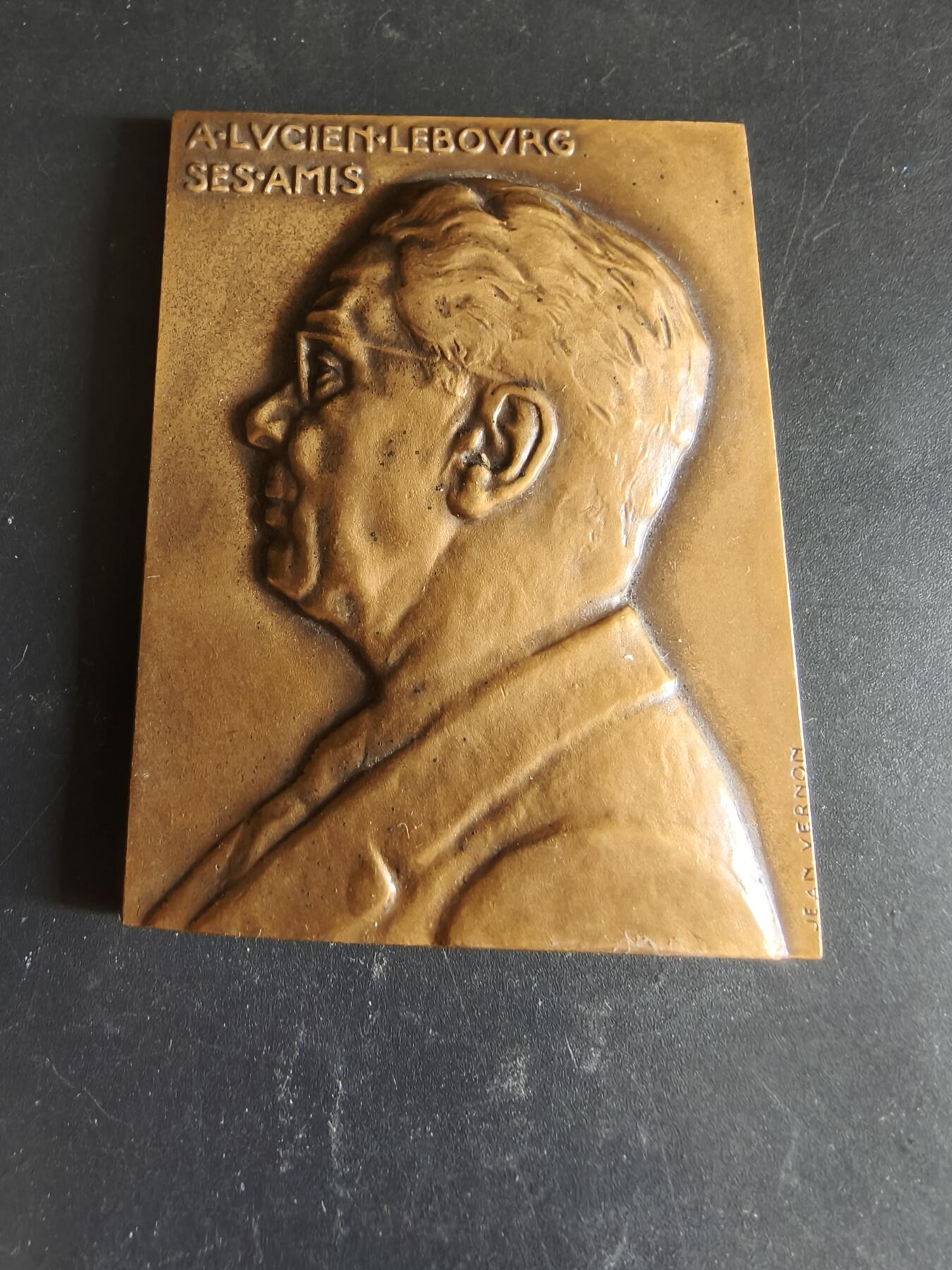 老王徽章第186期 法国口腔医学发展五十周年方形大铜章     大师维农作品     尺寸72×53mm     重量163.9g