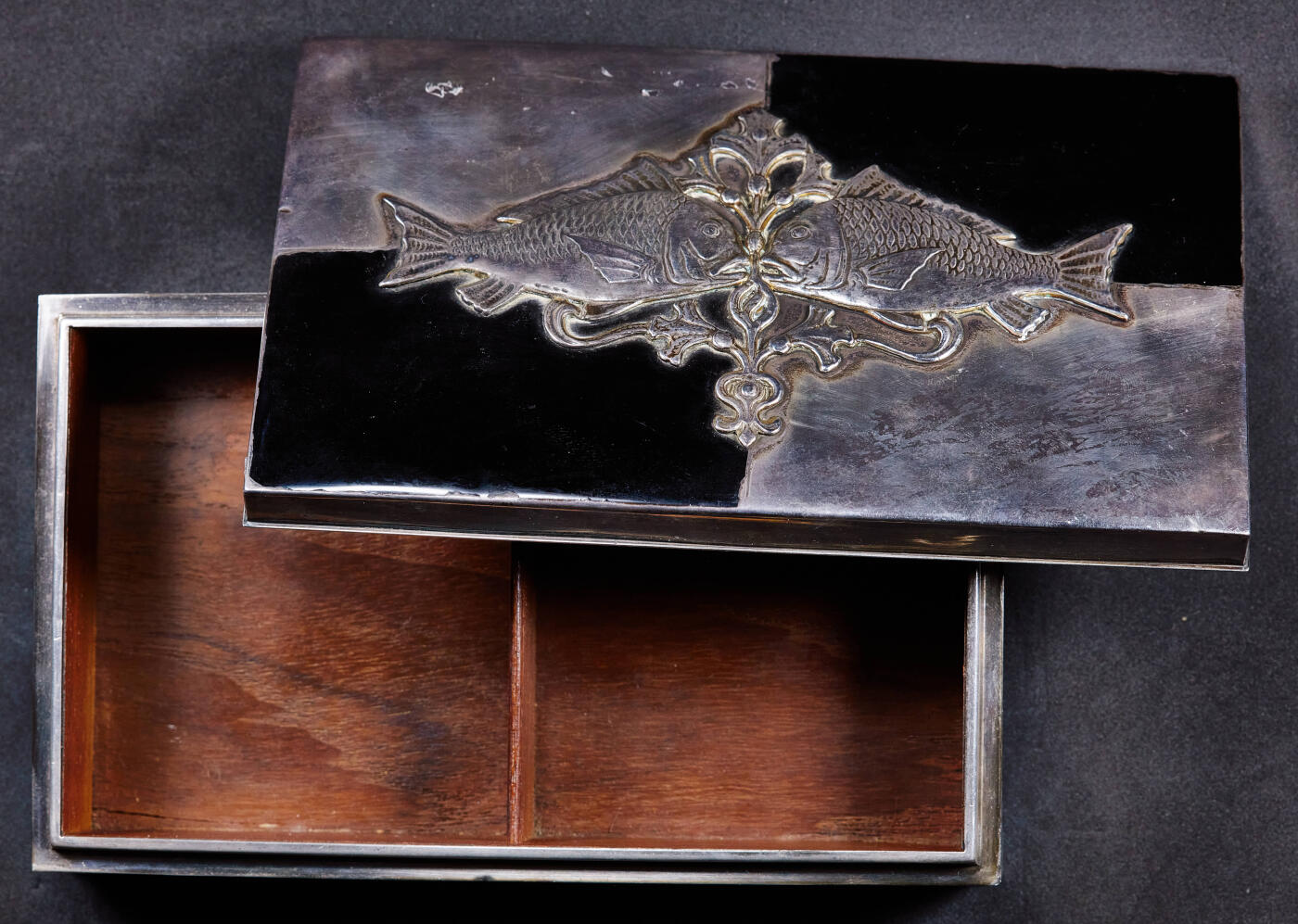 【俄甄集藏】2026年(049)03-18星期三 晚 19:30 全场包邮 日本大正时期银质镶嵌古董烟丝盒，名家宫本作品，长：165mm，宽：100mm，高：43mm，重量：418.4克，925银