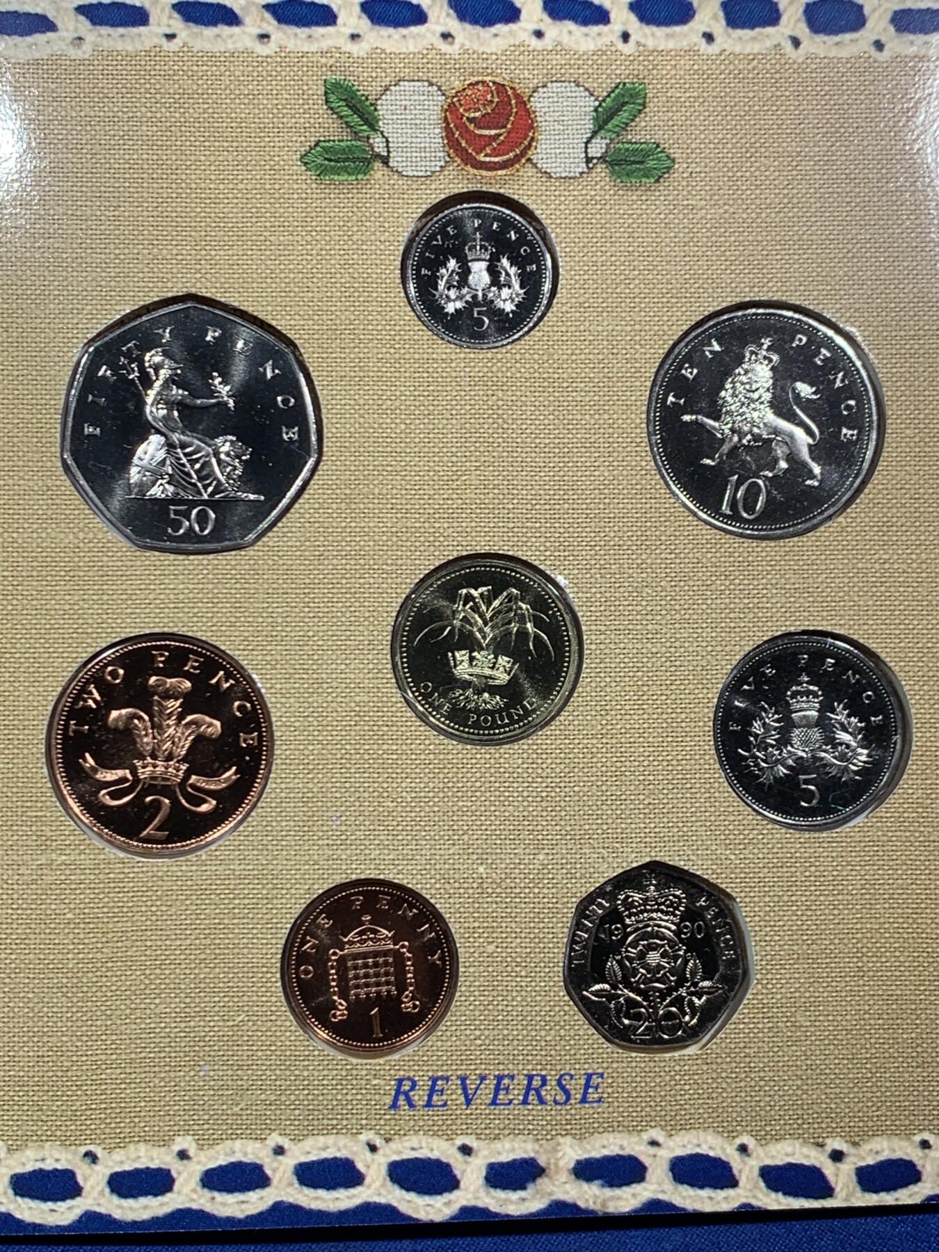 《竞宝斋》第468场 周日，周一 2场连拍 （全场包邮）欢迎送拍 英国1990年套币，带1枚1英镑威尔士韭葱纪念币，8枚币，盒证齐全，品相精美