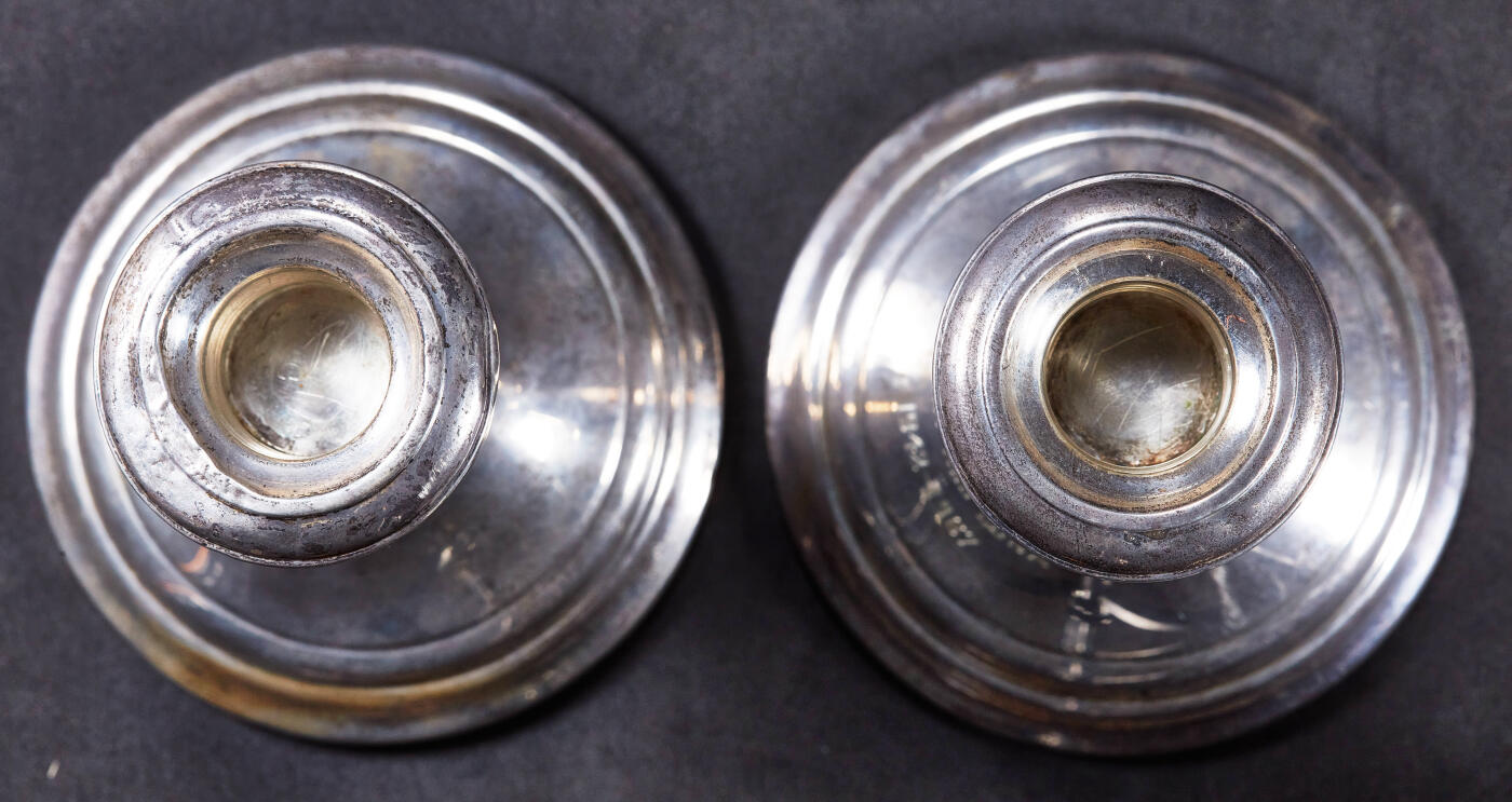 【俄甄集藏】2026年(049)03-18星期三 晚 19:30 全场包邮 英国1967年银婚纪念古董银烛台2支一对，底座直径：95mm，高：85mm，口直径：50mm，重量：629.5克，烛台有配重，有使用痕迹，925银，含银比重约20%