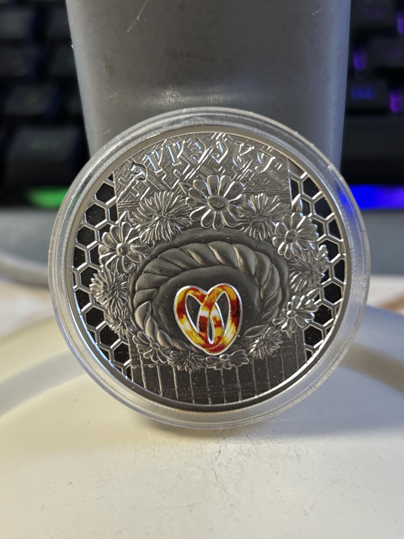 第193期拍卖 白俄罗斯2006年 斯拉夫人生活结婚戒指情侣对戒精制彩色纪念银币，925银，直径38.61毫米