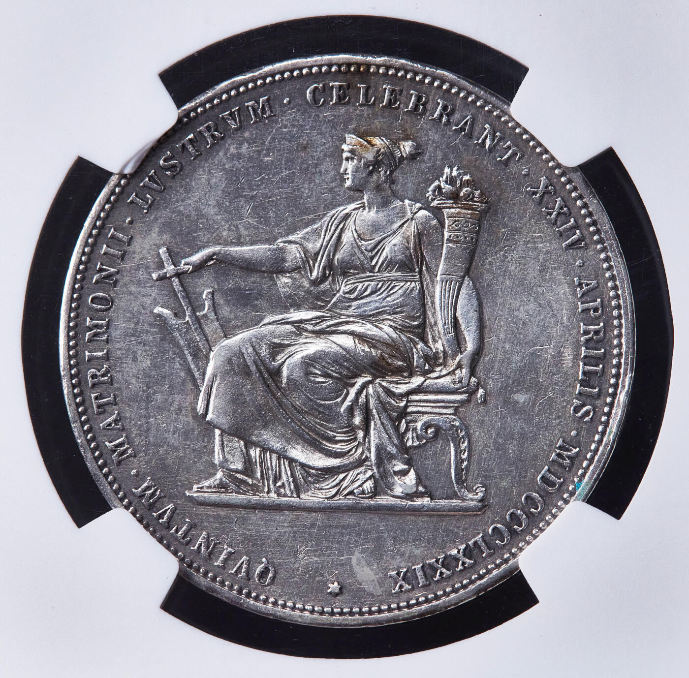 【俄甄集藏】2026年(049)03-18星期三 晚 19:30 全场包邮 奥地利1879年弗朗茨一世与茜茜公主银婚纪念2弗洛林银币，NGC UNCD，细节犀利，名誉品种，盒体边缘有小磕损，见详图