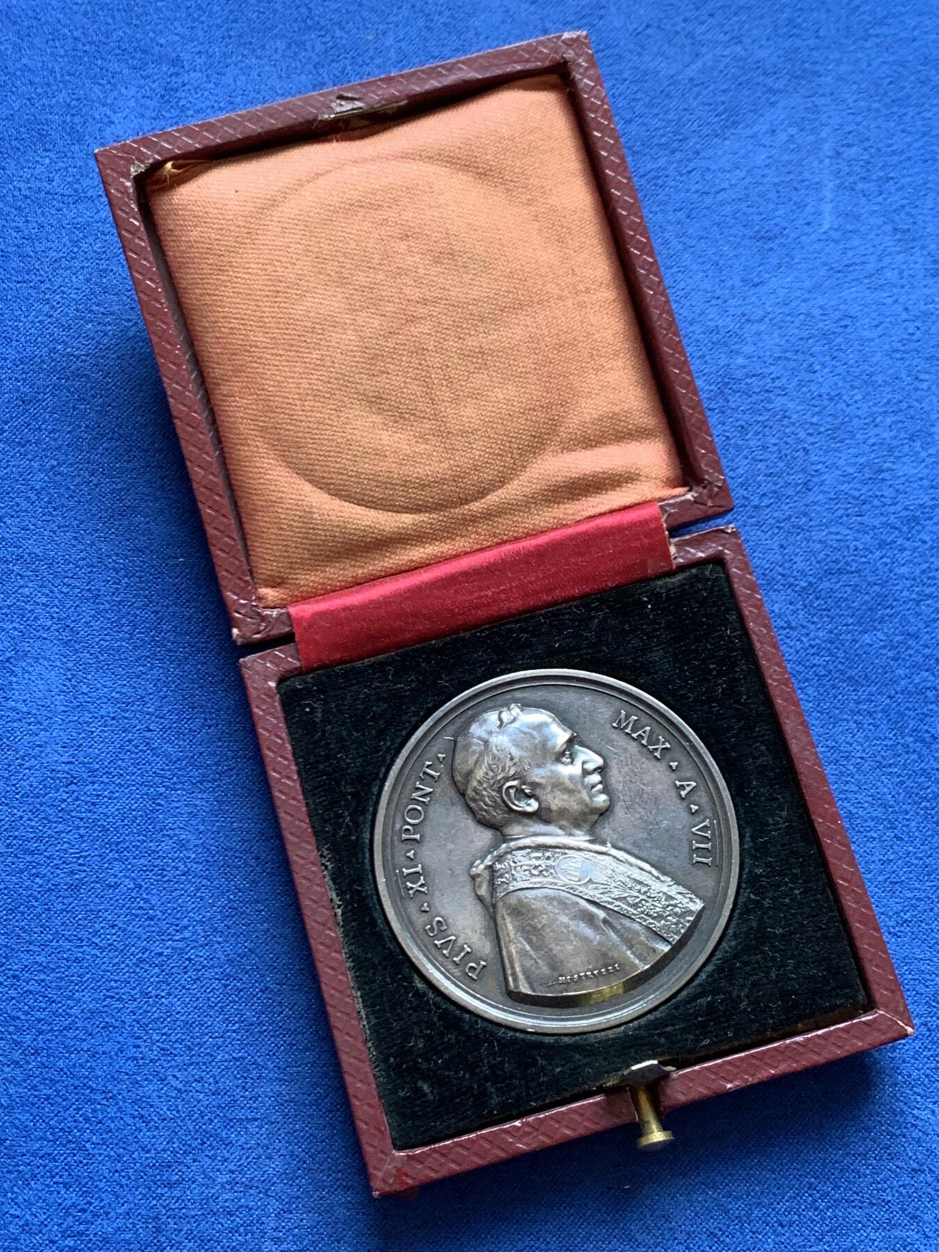 《竞宝斋》第468场 周日，周一 2场连拍 （全场包邮）欢迎送拍 梵蒂冈庇护十一世俄罗斯学院建城纪念大银章，品相佳，盒装，直径：43.7mm，重：36.6g