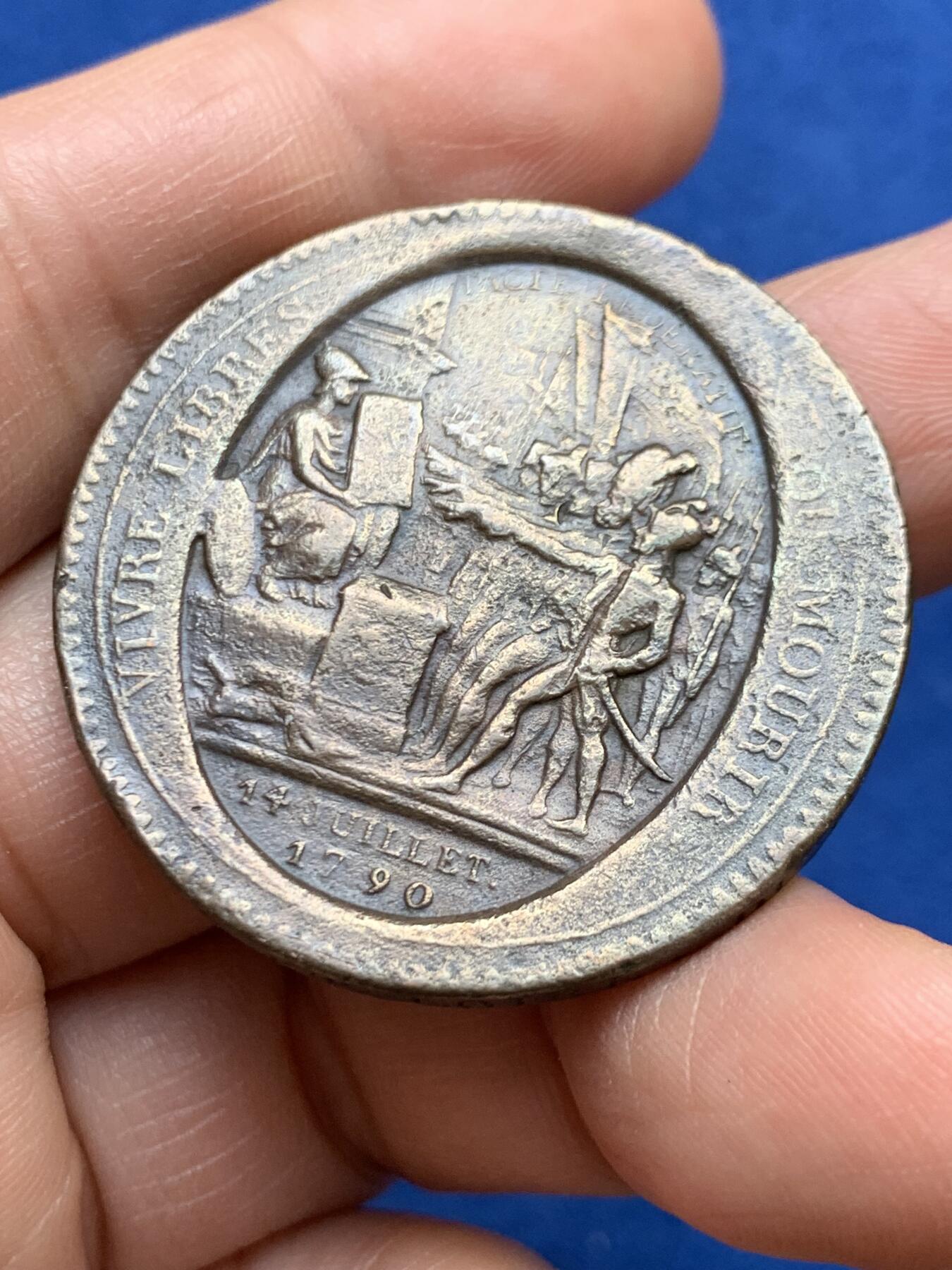 《竞宝斋》第468场 周日，周一 2场连拍 （全场包邮）欢迎送拍 法国莫奈龙5苏铜币，1792年打制，重约：26.8克。由实业家莫奈龙三兄弟委托雕模师奥古斯丁·杜普雷（后成为巴黎造币厂总雕模师）并交苏荷（Soho）造币厂打制，正面图案为1790年7月14日纪念攻占巴士底狱一周年在战神广场举行宣誓场景/边铭文字：巴黎、罗讷、卢瓦尔、加尔省