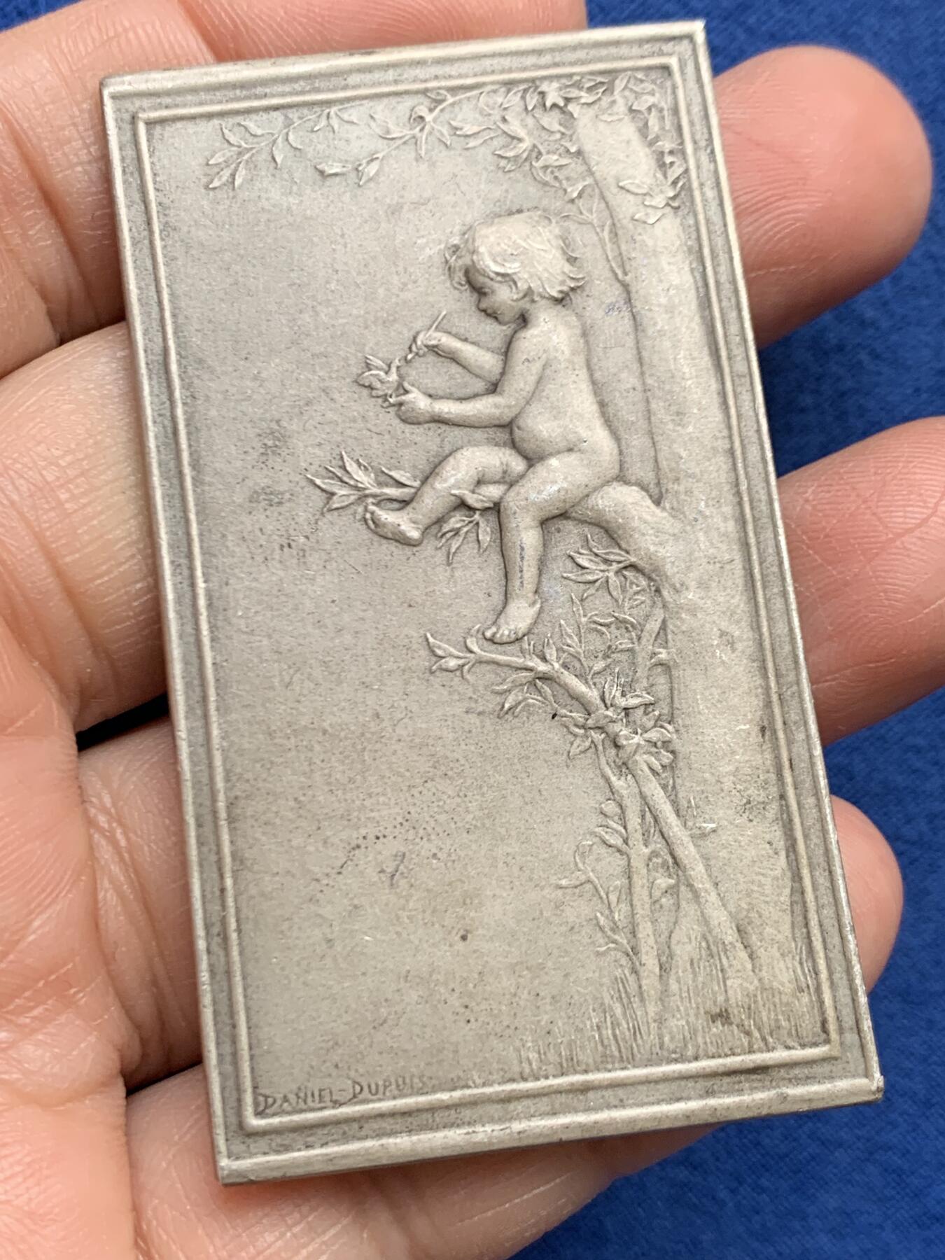 《竞宝斋》第468场 周日，周一 2场连拍 （全场包邮）欢迎送拍 法国 名家丹尼尔·杜普伊作《巢》方型纪念银章 59.5g 66*37.2mm 丰饶角1银边铭 好品