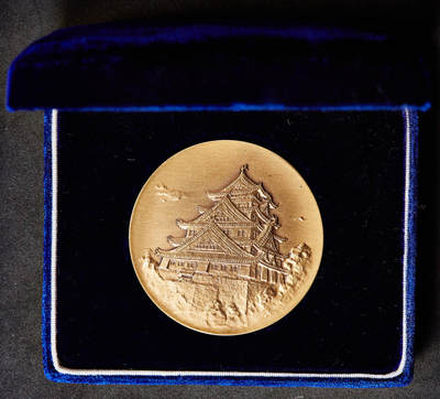 【俄甄集藏】2026年(049)03-18星期三 晚 19:30 全场包邮 - 日本1950-1970年代纪念大阪城天守阁直径：55mm，重量：86.9克