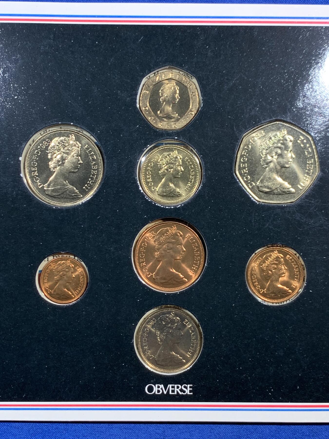 《竞宝斋》第468场 周日，周一 2场连拍 （全场包邮）欢迎送拍 两套一组 英国1983年套币册 新1镑发行首年 精美纹章盾徽漂亮 1/2便士的最后几年 册证齐全 ，外加维多利亚一组。