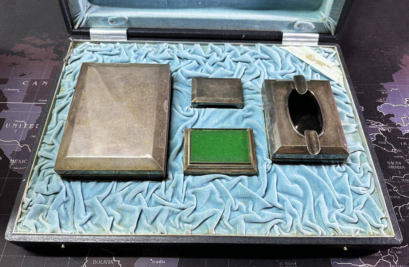 【俄甄集藏】2026年(049)03-18星期三 晚 19:30 全场包邮 日本大正时期奈良生駒製古董银质烟具一套，火柴壳长：57mm，宽：38mm，厚：20mm；烟灰缸长：97mm，宽：73mm，高：40mm；烟丝盒长：135mm，宽：98mm，高：40mm；置物盒长：72mm，宽：50mm，高：15mm，总重量：509.5克，925银