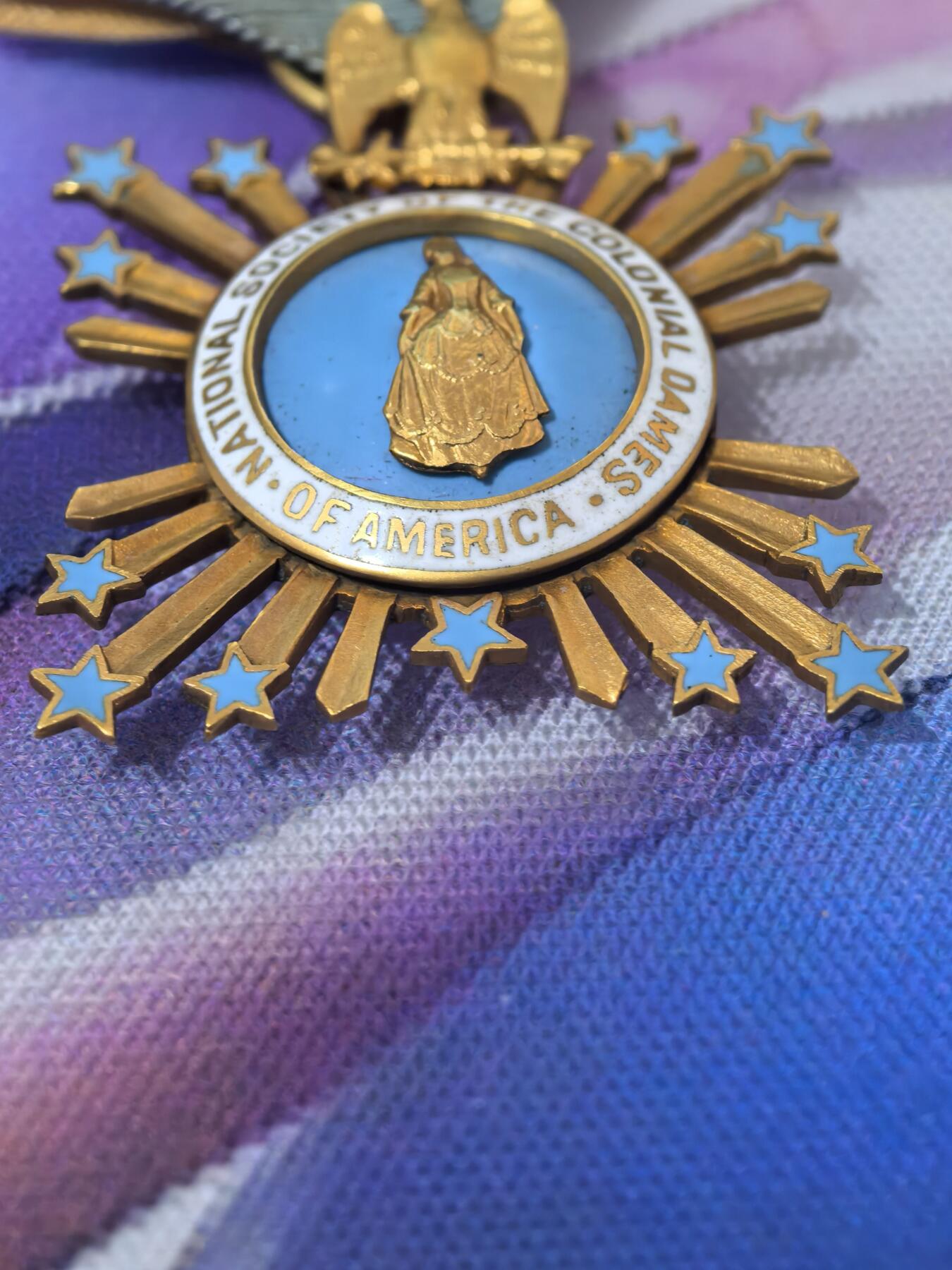 美德苏勋章奖章拍卖 本次各种都有 取消了保留价模式  德因原因只上2-3图 具体的想要的请联系我要完整图。都经过讨论未标明则全部是原品，保真 放心拍。3月4日晚上九点结束在麦稀奇 找不到的加我qq或者微信都是184277308备注苏章拍卖。 美国殖民贵妇人全国协会 新罕布什尔州 会员章 14k金 整体17克  背面有得主信息 感兴趣的可以查 肯定是知名人物 编号 1920年颁发 有14K金标识 制造商BB&B 专门制作高品质政府章 非常稀有 不是后期镀金版本