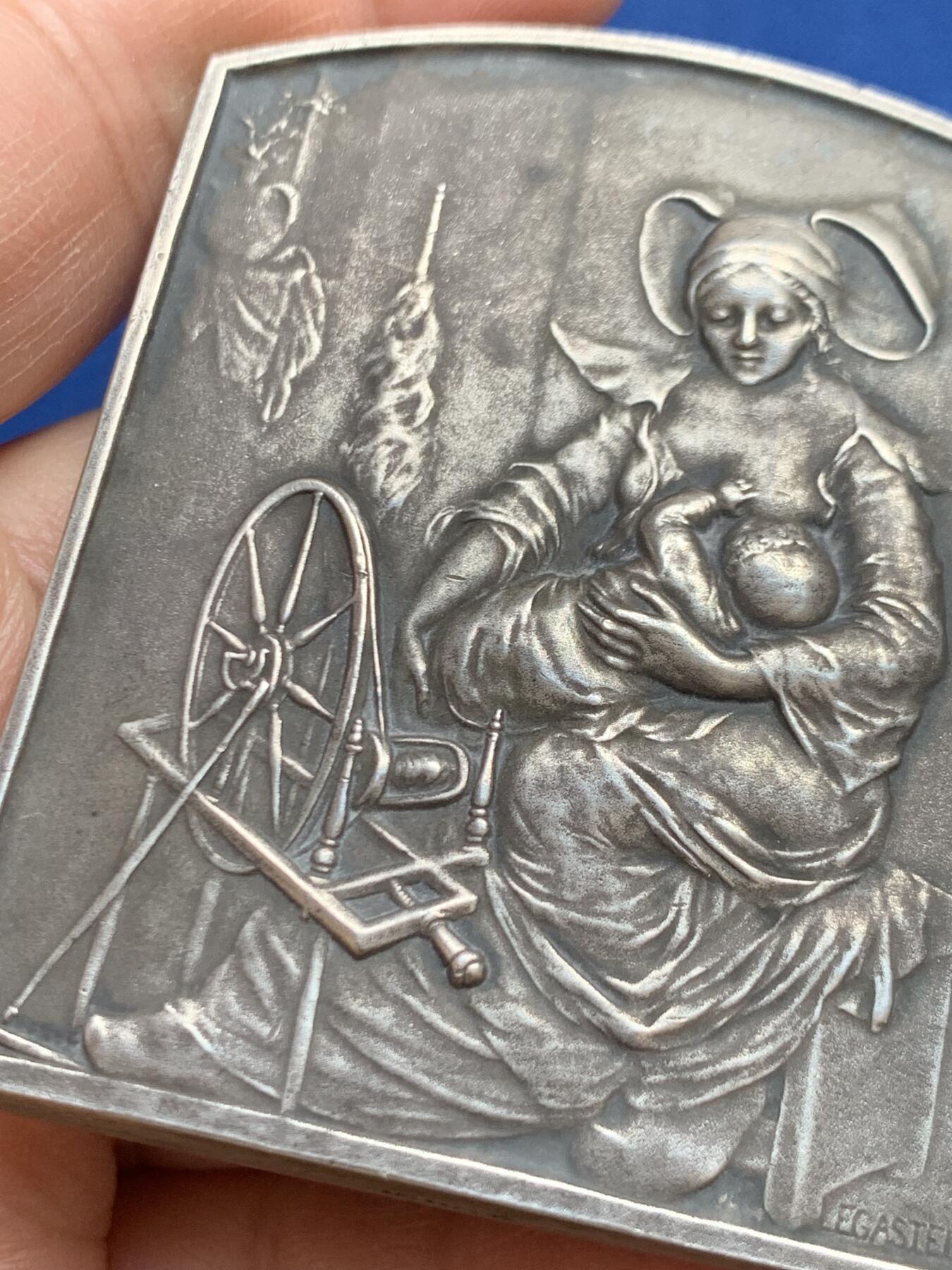 《竞宝斋》第468场 周日，周一 2场连拍 （全场包邮）欢迎送拍 名家名作Legastelois作《母爱》纪念大银章 111.3克 63*52.3mm 丰饶角2银标