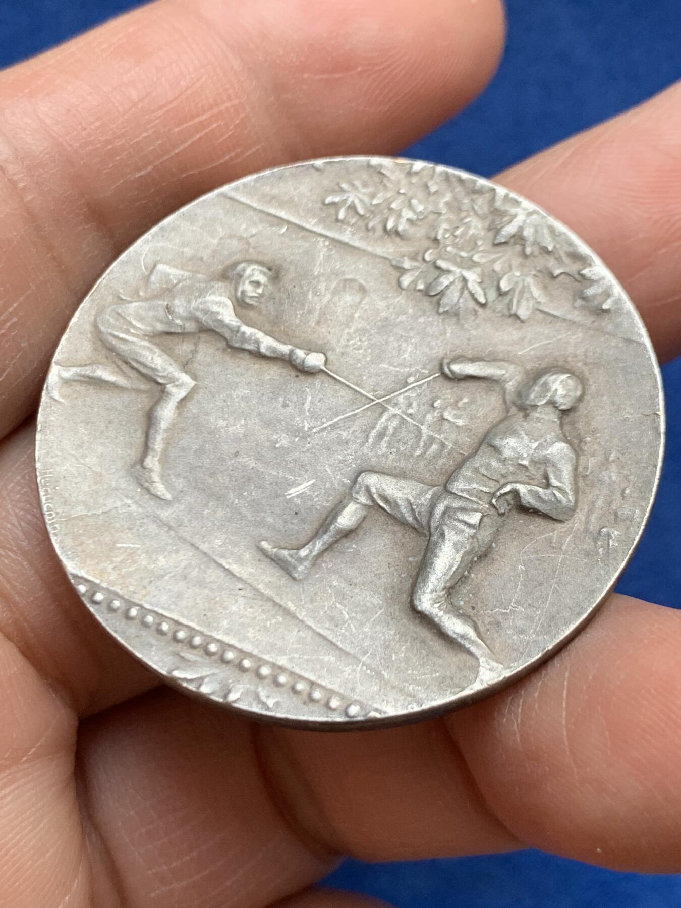 《竞宝斋》第468场 周日，周一 2场连拍 （全场包邮）欢迎送拍 法国击剑比赛镀银铜章 25.4克 39.5mm