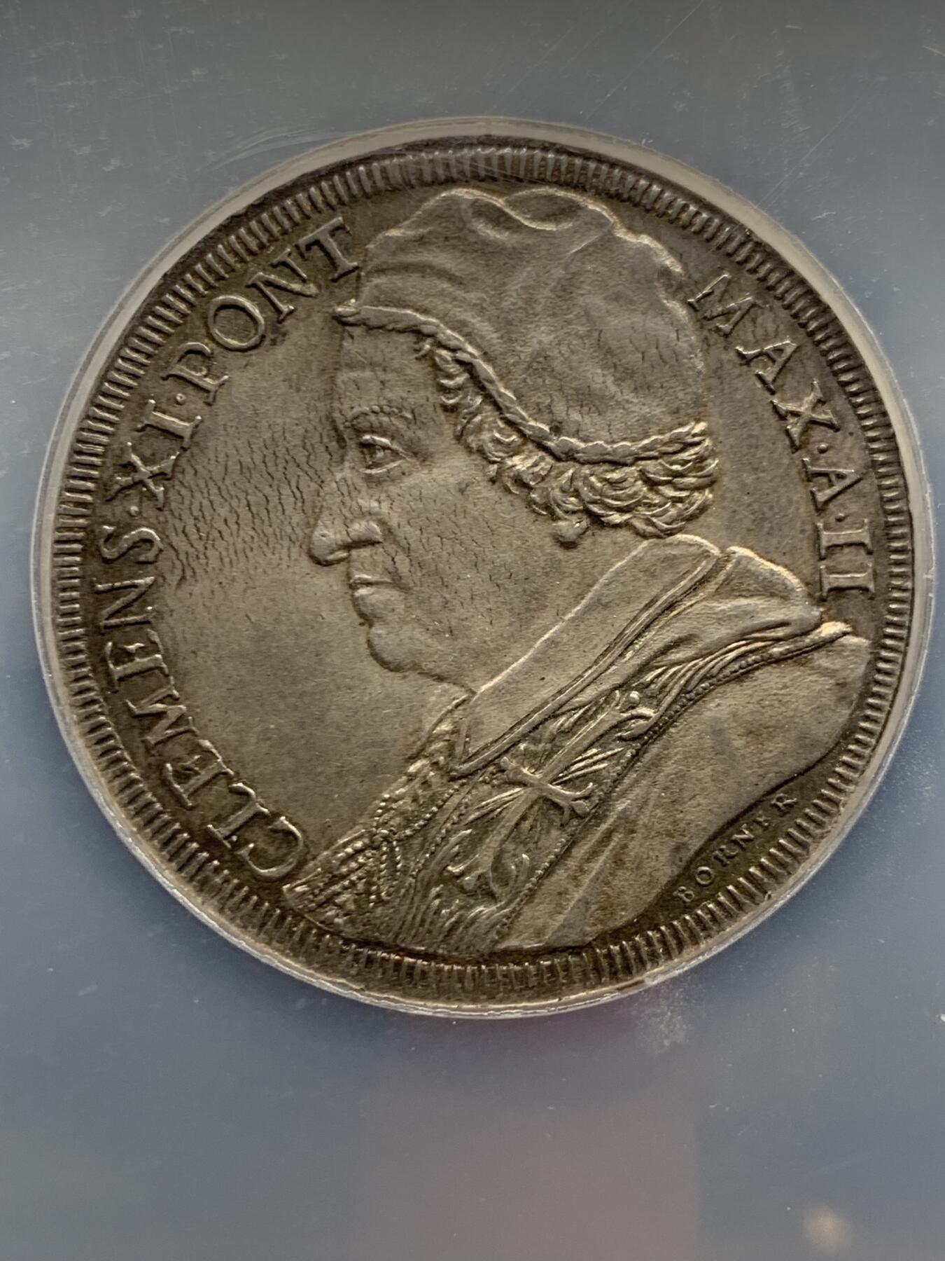 《竞宝斋》第468场 周日，周一 2场连拍 （全场包邮）欢迎送拍 冠军分 NGC MS62 教皇国 克莱门特十一世 1702年 1 皮亚斯特拉 32.1克的大银币 加大盒封装 非常难得的高价品种