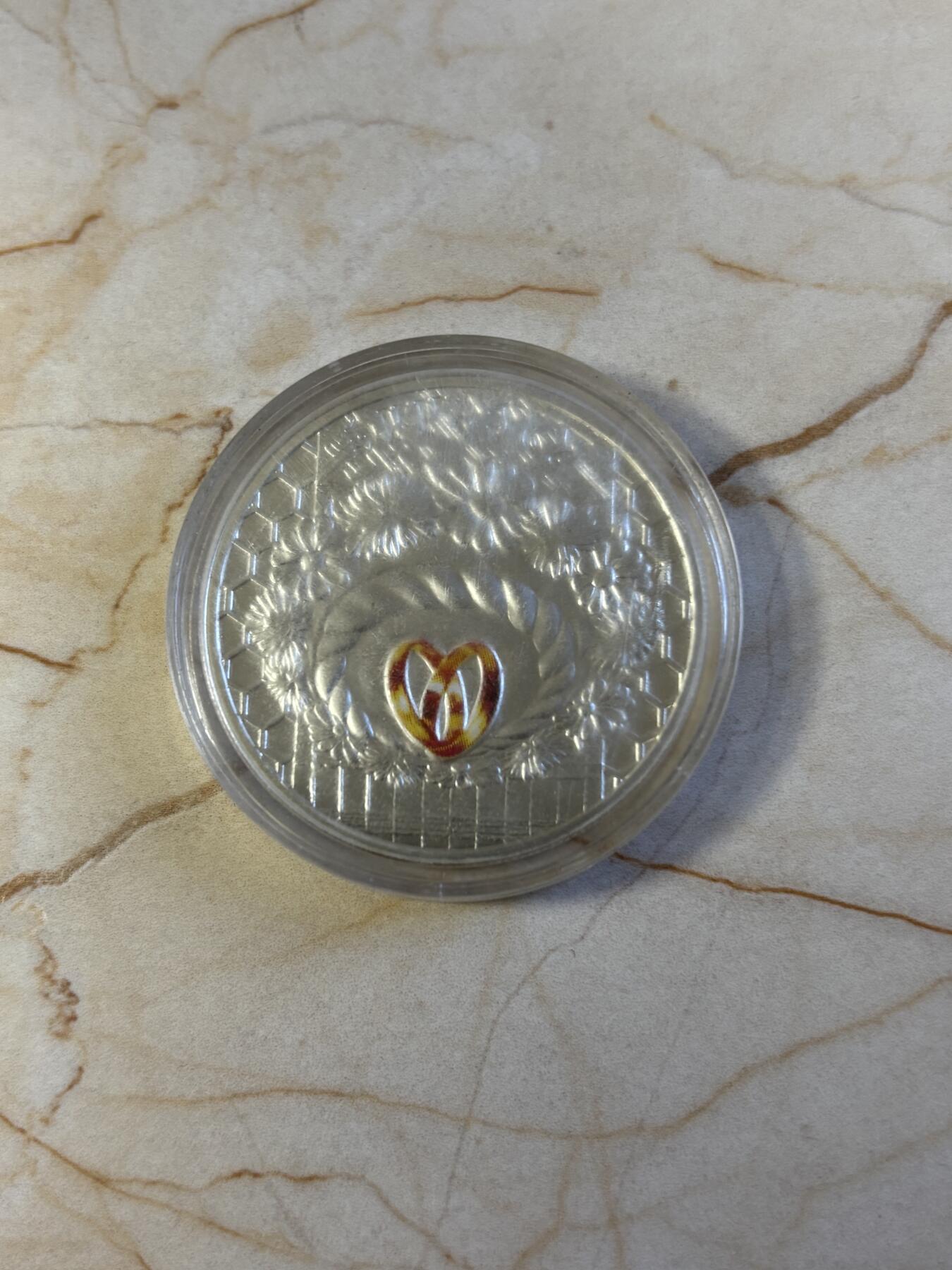 第193期拍卖 白俄罗斯2006年 斯拉夫人生活结婚戒指情侣对戒精制彩色纪念银币，925银，直径38.61毫米