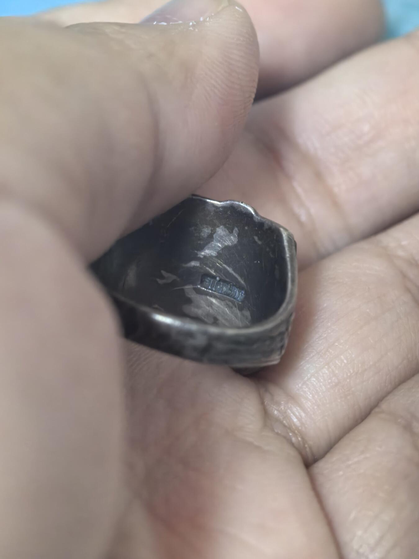 美德苏勋章奖章拍卖 本次各种都有 取消了保留价模式  德因原因只上2-3图 具体的想要的请联系我要完整图。都经过讨论未标明则全部是原品，保真 放心拍。3月4日晚上九点结束在麦稀奇 找不到的加我qq或者微信都是184277308备注苏章拍卖。 美国二战时期法拉古特舰队上将学院 纯银戒指 美国唯一一所荣誉海军学院 二战军版原品 非常稀有 内部有纯银标识