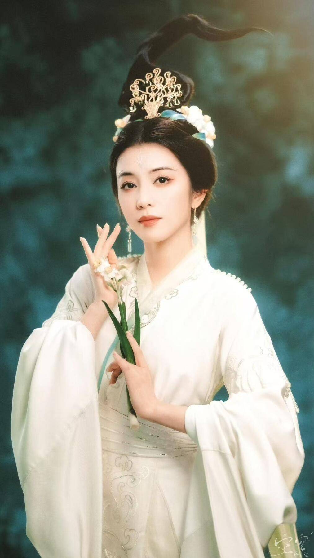 零元拍：凌波踏月，岁序归圆。2026马年春晚《贺花神》腊月水仙花神，越剧名家李云霄亲签水仙花神洛神甄宓春帖