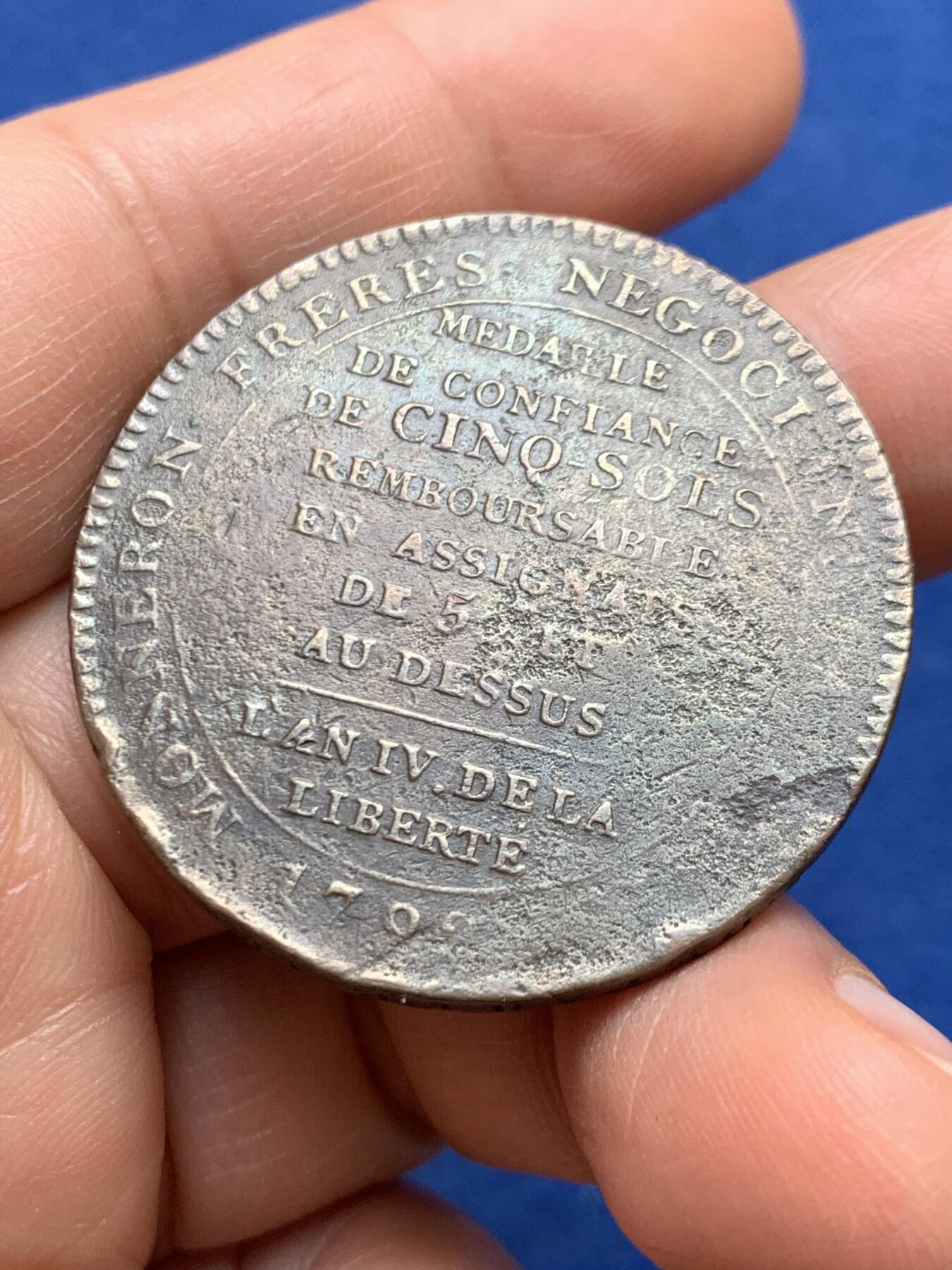 《竞宝斋》第468场 周日，周一 2场连拍 （全场包邮）欢迎送拍 法国莫奈龙5苏铜币，1792年打制，重约：26.8克。由实业家莫奈龙三兄弟委托雕模师奥古斯丁·杜普雷（后成为巴黎造币厂总雕模师）并交苏荷（Soho）造币厂打制，正面图案为1790年7月14日纪念攻占巴士底狱一周年在战神广场举行宣誓场景/边铭文字：巴黎、罗讷、卢瓦尔、加尔省