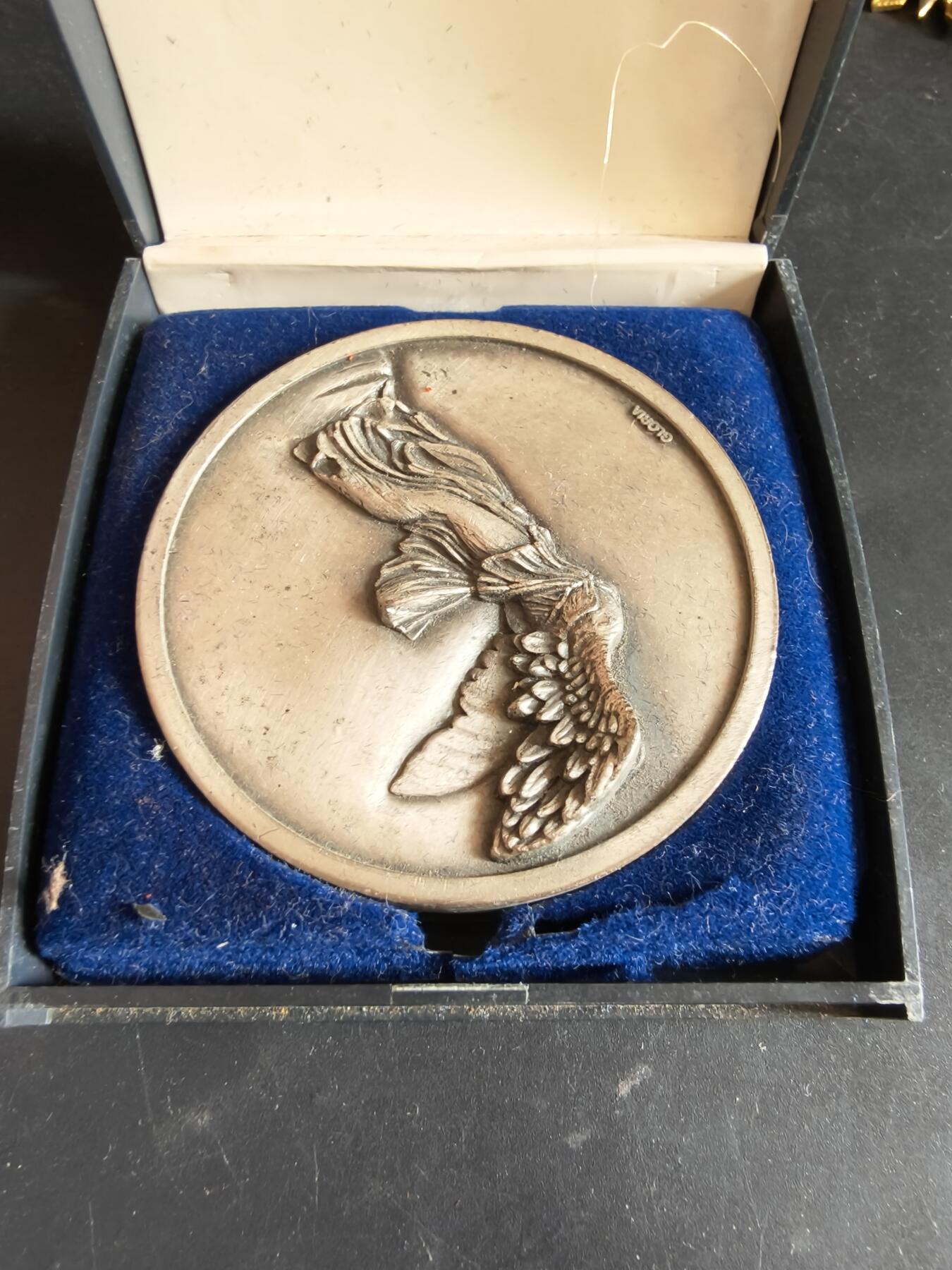 老王徽章第186期 法国1982年奥恩省蓬杜伊苹果博览会纪念章     原盒，盒子背面有损    正面为古希腊胜利女神    直径68mm    重量134.6g 