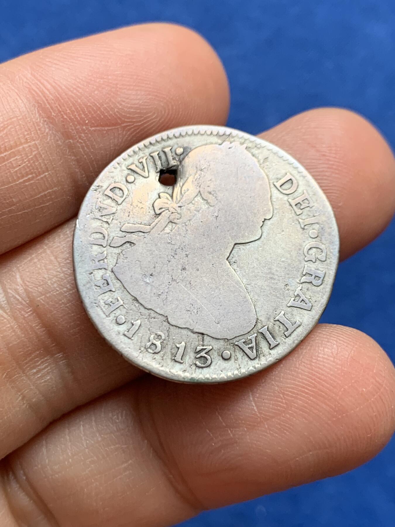 《竞宝斋》第468场 周日，周一 2场连拍 （全场包邮）欢迎送拍 稀少西属哥伦比亚过渡版2里亚银币，1813年费迪南七世时期过渡版（卡洛斯四世头像费迪南七世名号），哥伦比亚波哥大造币厂（Ｐ厂标）打制，重约：6.23克。非常少见的品种，但整体保存相对良好。