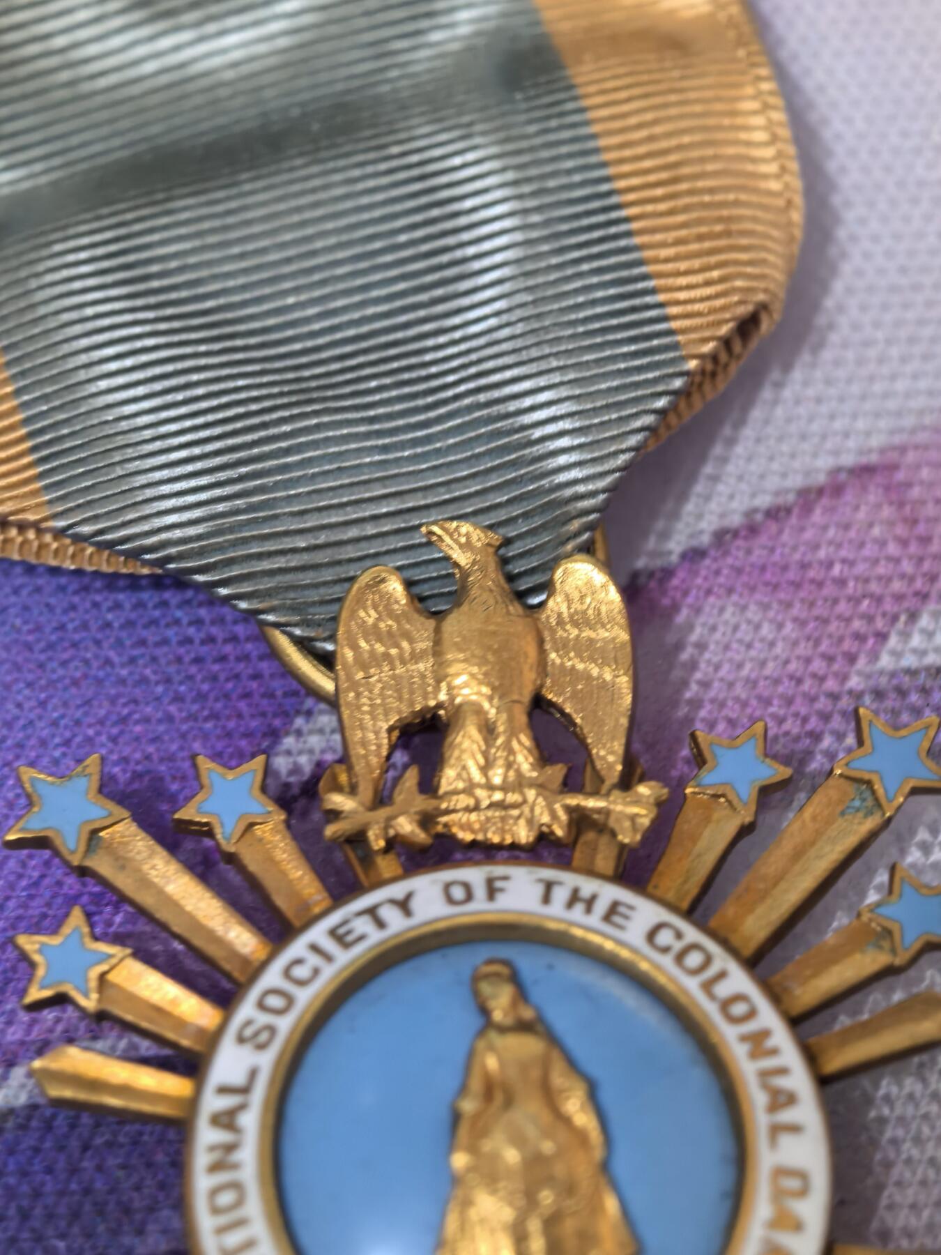 美德苏勋章奖章拍卖 本次各种都有 取消了保留价模式  德因原因只上2-3图 具体的想要的请联系我要完整图。都经过讨论未标明则全部是原品，保真 放心拍。3月4日晚上九点结束在麦稀奇 找不到的加我qq或者微信都是184277308备注苏章拍卖。 美国殖民贵妇人全国协会 新罕布什尔州 会员章 14k金 整体17克  背面有得主信息 感兴趣的可以查 肯定是知名人物 编号 1920年颁发 有14K金标识 制造商BB&B 专门制作高品质政府章 非常稀有 不是后期镀金版本