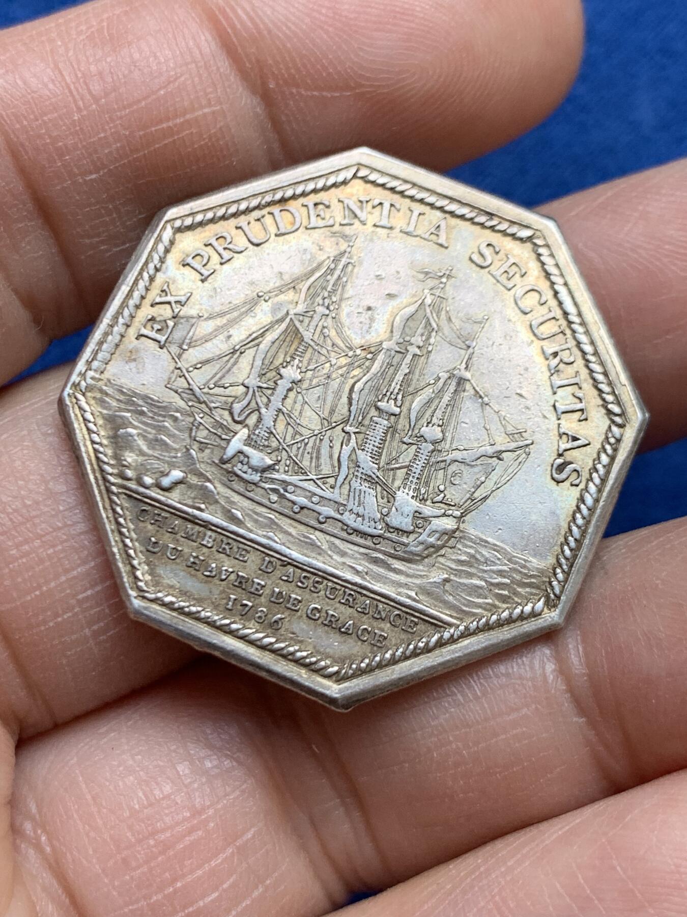 《竞宝斋》第468场 周日，周一 2场连拍 （全场包邮）欢迎送拍 法国勒阿弗尔海上保险公司八角银质代币，路易十六头像，14.30g，32.7mm，早期无边铭  非常少见的品种