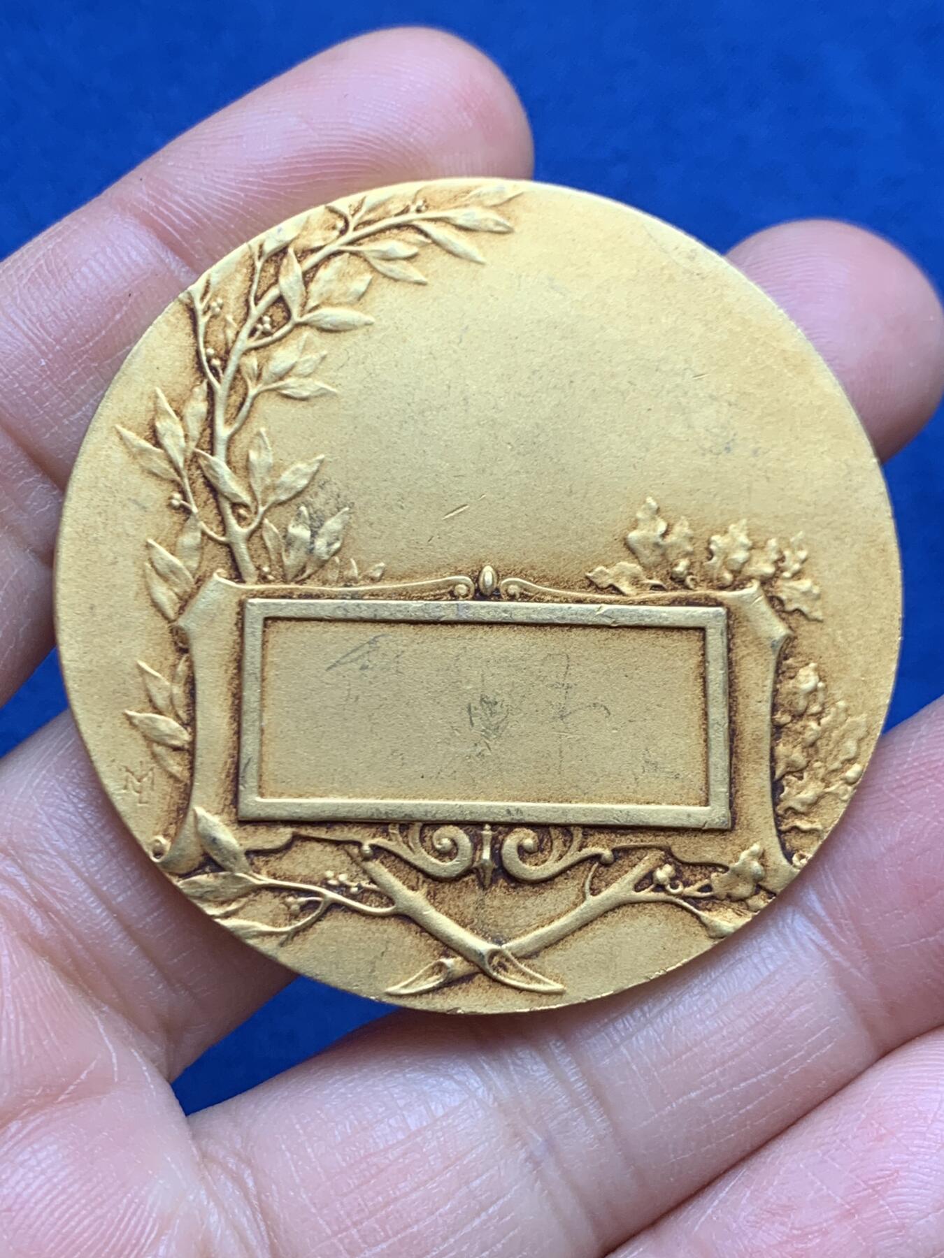 《竞宝斋》第468场 周日，周一 2场连拍 （全场包邮）欢迎送拍 法国畜牧业镀金铜章 51.3克 49mm 三角铜标