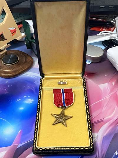 美德苏勋章奖章拍卖 本次各种都有 取消了保留价模式  德因原因只上2-3图 具体的想要的请联系我要完整图。都经过讨论未标明则全部是原品，保真 放心拍。3月4日晚上九点结束在麦稀奇 找不到的加我qq或者微信都是184277308备注苏章拍卖。 - 美国铜星勋章 (Bronze Star Medal)带原盒 二战后期版本