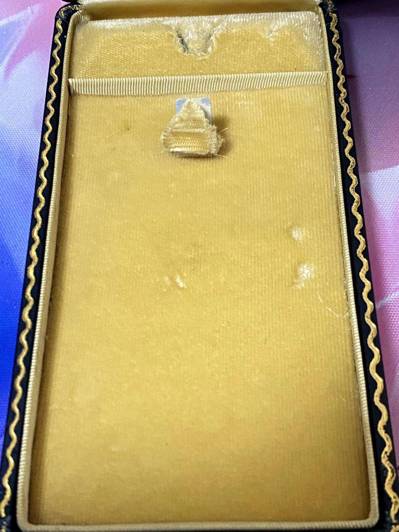 美德苏勋章奖章拍卖 本次各种都有 取消了保留价模式  德因原因只上2-3图 具体的想要的请联系我要完整图。都经过讨论未标明则全部是原品，保真 放心拍。3月4日晚上九点结束在麦稀奇 找不到的加我qq或者微信都是184277308备注苏章拍卖。 美国 飞行优异十字勋章 (Distinguished Flying Cross)带原盒 二战后期版本 也比稀有 品相很好