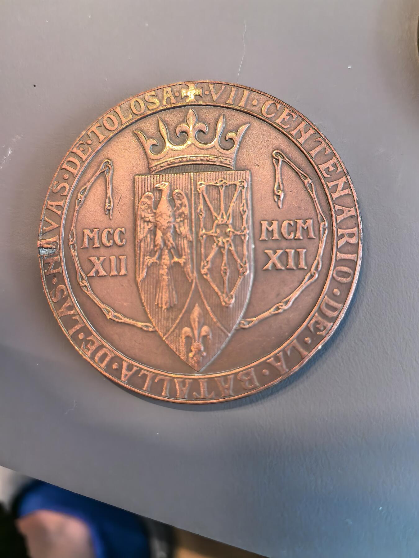 欧洲微章、铜章、银章和银币第三场 西班牙“拉斯纳瓦斯德托洛萨战役七百周年纪念章”由著名雕刻家巴托洛梅·毛拉（Bartolomé Maura y Montaner）于1912年设计。