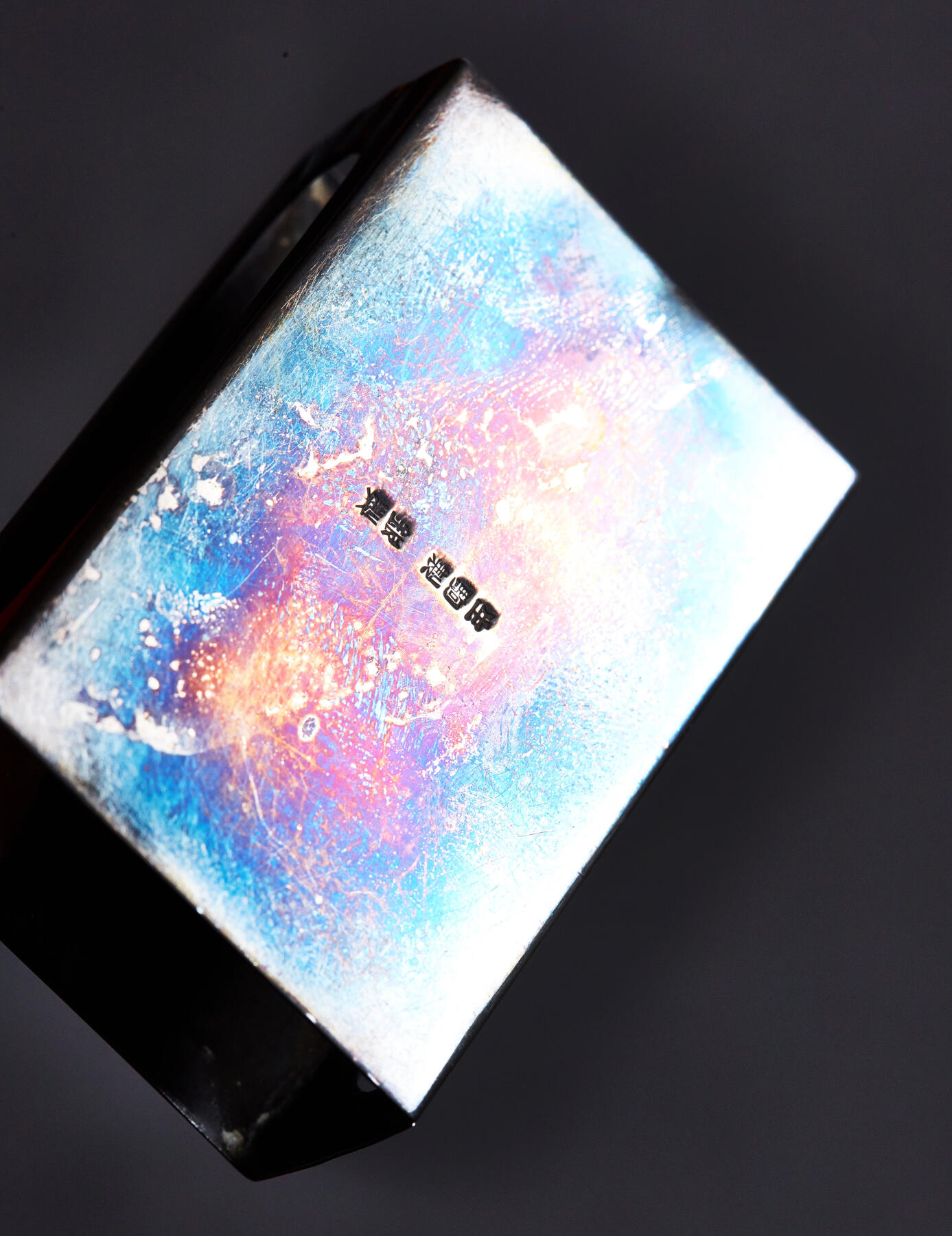 【俄甄集藏】2026年(049)03-18星期三 晚 19:30 全场包邮 日本大正时期奈良生駒製古董银质烟具一套，火柴壳长：57mm，宽：38mm，厚：20mm；烟灰缸长：97mm，宽：73mm，高：40mm；烟丝盒长：135mm，宽：98mm，高：40mm；置物盒长：72mm，宽：50mm，高：15mm，总重量：509.5克，925银