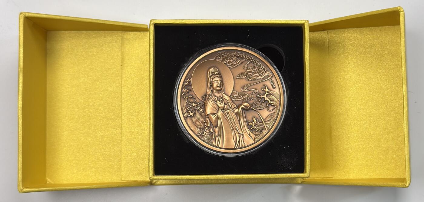 S&S Numismatic世界钱币-拍卖 第121期  萨摩亚2020年 观世音菩萨（梵文Avalokitesvara）半元双面凹高浮雕仿古铜币 155克60毫米  发行量：2020枚 盒证齐全