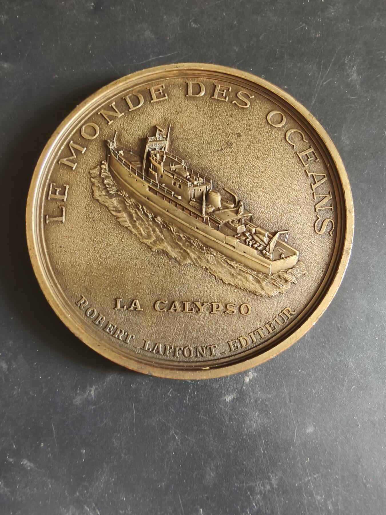 老王徽章第186期  法国罗伯特拉丰特出版社海军探险家雅克·库斯托纪念章 原盒 直径90mm     重量210g