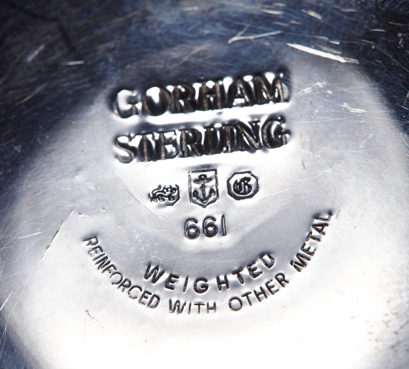 【俄甄集藏】2026年(049)03-18星期三 晚 19:30 全场包邮 英国1967年银婚纪念古董银烛台2支一对，底座直径：95mm，高：85mm，口直径：50mm，重量：629.5克，烛台有配重，有使用痕迹，925银，含银比重约20%