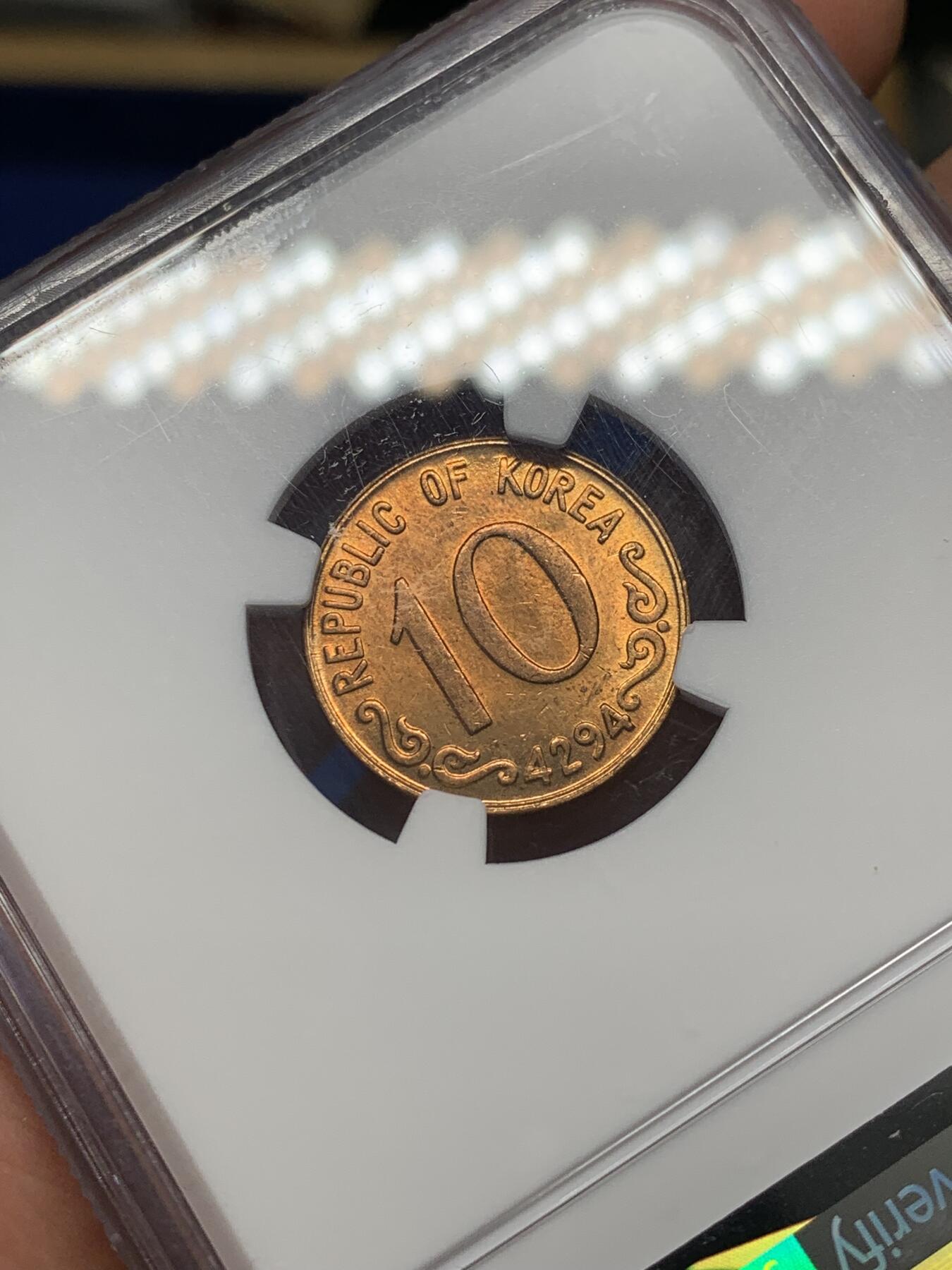 《竞宝斋》第468场 周日，周一 2场连拍 （全场包邮）欢迎送拍 NGC MS64RB 韩国 1961年（高丽历4294） 开国第一版 10元韩国国花木槿花