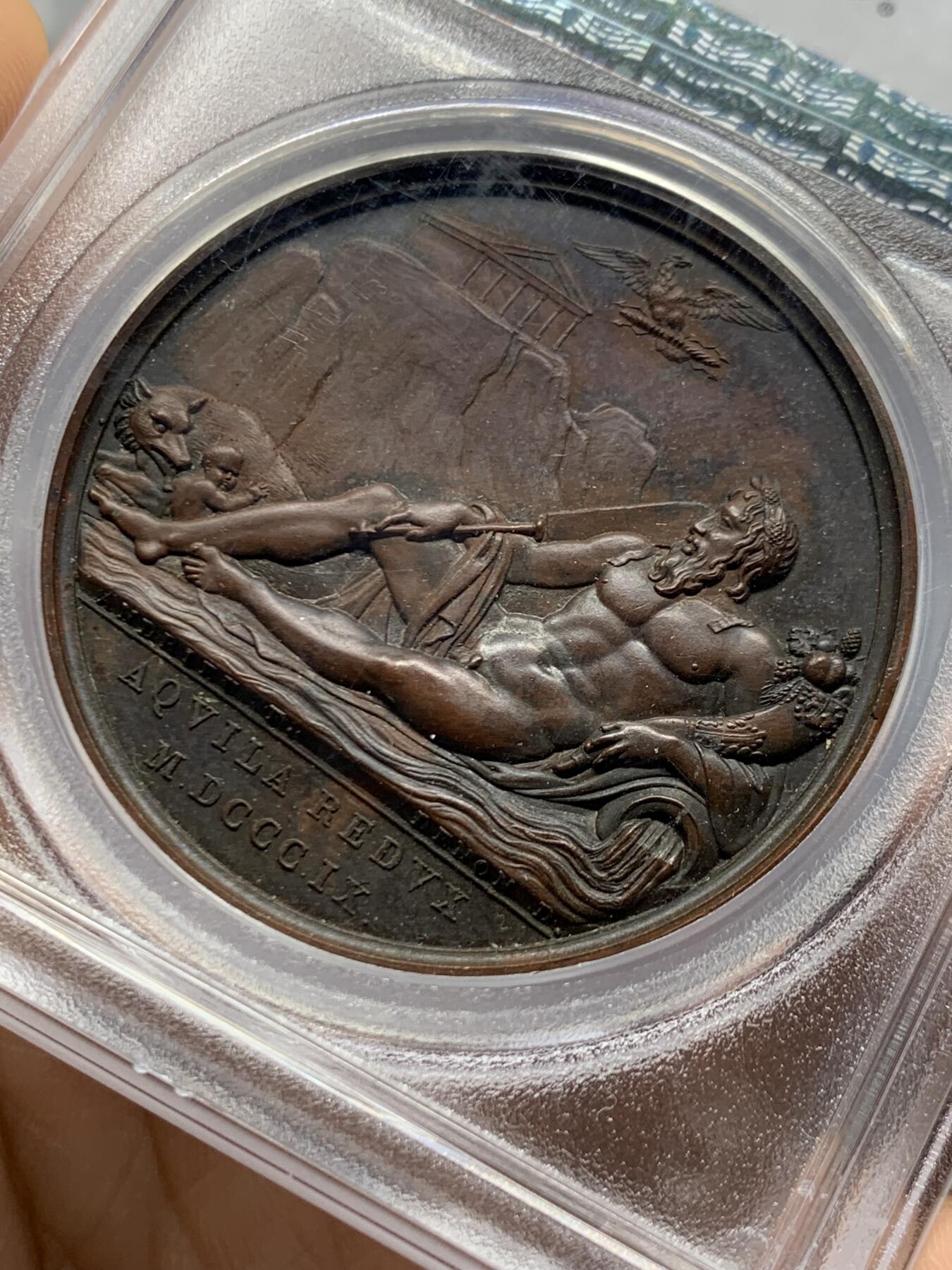 《竞宝斋》第468场 周日，周一 2场连拍 （全场包邮）欢迎送拍 亚军分 PCGS SP64 亚军分  法国1809 拿破仑一世法兰西帝国兼并罗马原铸铜章 巴黎造币厂 巧克力包浆 台伯河之神倚靠着双耳壶流淌出河水，右手握船桨，左臂握着丰饶角，脚下是罗马象征的母狼与双胞胎 ，背景山丘上有朱庇特神庙，帝国之鹰紧紧攥着闪电权杖盘旋于上空，1809年不可一世的拿皇兼并了教皇国的领土，囚禁了教皇庇护七世，仅一枚65更高分 加厚盒装