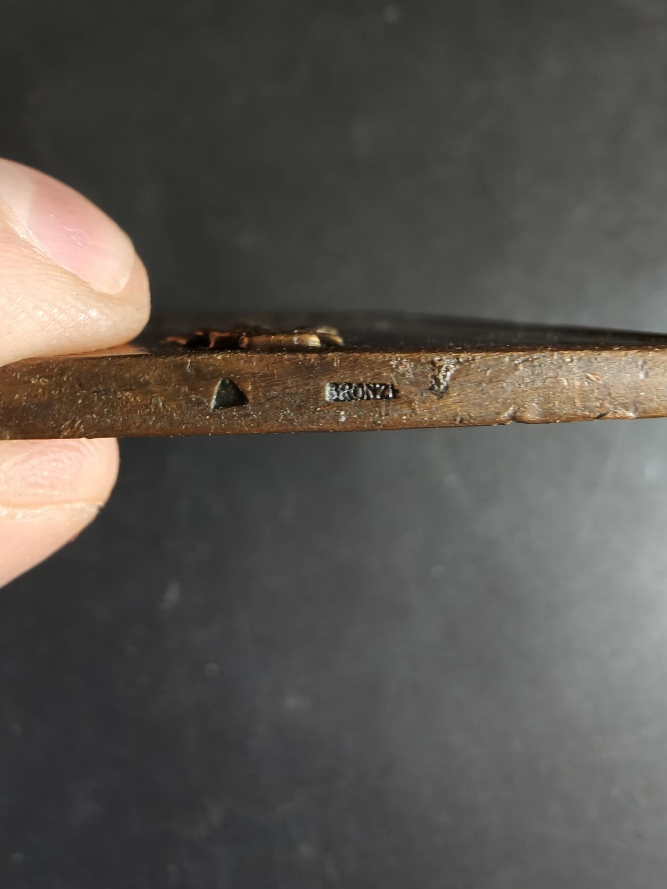 老王徽章第186期 法国《瑟堡新闻报》方形大铜章     高浮雕    大师维农作品     该报纸被誉为“解放后的法国第一日报”      尺寸50×66mm     重量116.1g