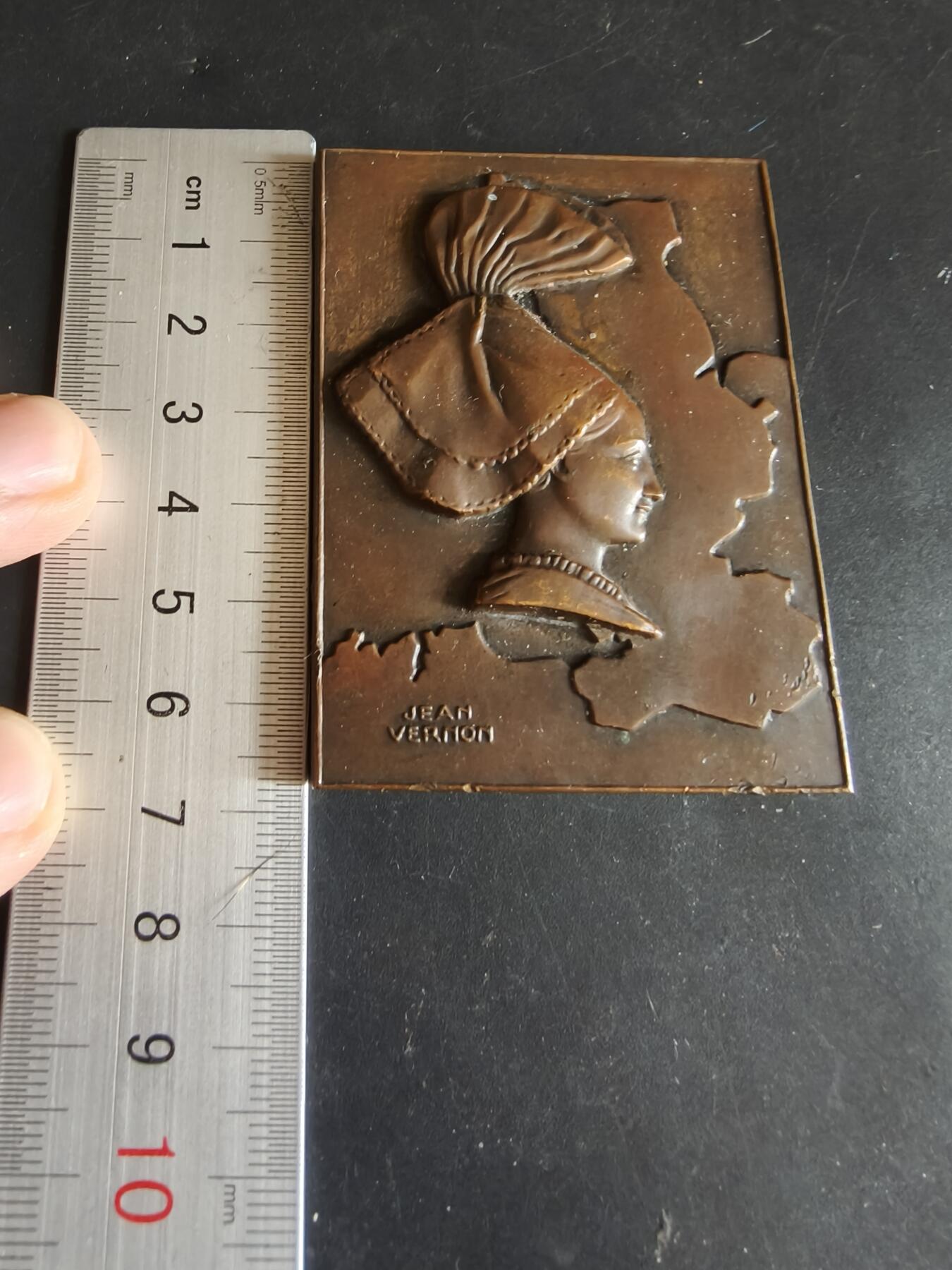 老王徽章第186期 法国《瑟堡新闻报》方形大铜章     高浮雕    大师维农作品     该报纸被誉为“解放后的法国第一日报”      尺寸50×66mm     重量116.1g