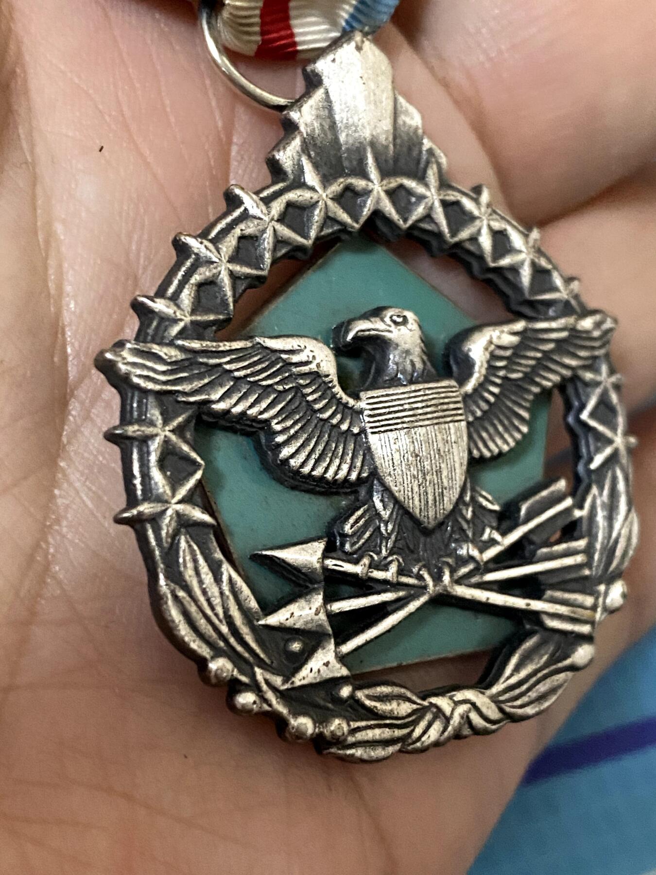 美德苏勋章奖章拍卖 本次各种都有 取消了保留价模式  德因原因只上2-3图 具体的想要的请联系我要完整图。都经过讨论未标明则全部是原品，保真 放心拍。3月4日晚上九点结束在麦稀奇 找不到的加我qq或者微信都是184277308备注苏章拍卖。 美国国防部优异服役勋章 配件齐全（Defense Superior Service Medal, DSSM）带原盒 非常稀有 为早期银质 