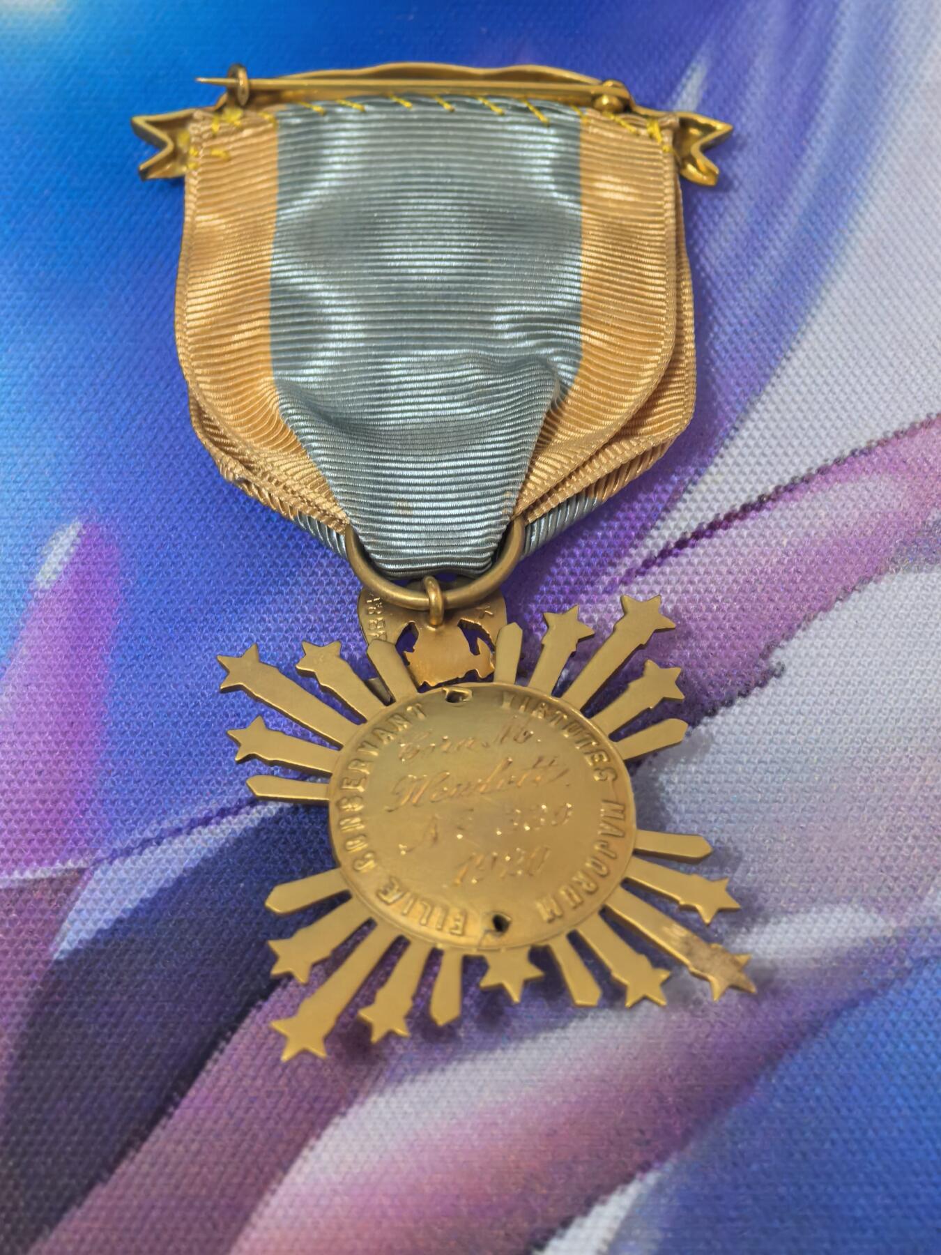 美德苏勋章奖章拍卖 本次各种都有 取消了保留价模式  德因原因只上2-3图 具体的想要的请联系我要完整图。都经过讨论未标明则全部是原品，保真 放心拍。3月4日晚上九点结束在麦稀奇 找不到的加我qq或者微信都是184277308备注苏章拍卖。 美国殖民贵妇人全国协会 新罕布什尔州 会员章 14k金 整体17克  背面有得主信息 感兴趣的可以查 肯定是知名人物 编号 1920年颁发 有14K金标识 制造商BB&B 专门制作高品质政府章 非常稀有 不是后期镀金版本